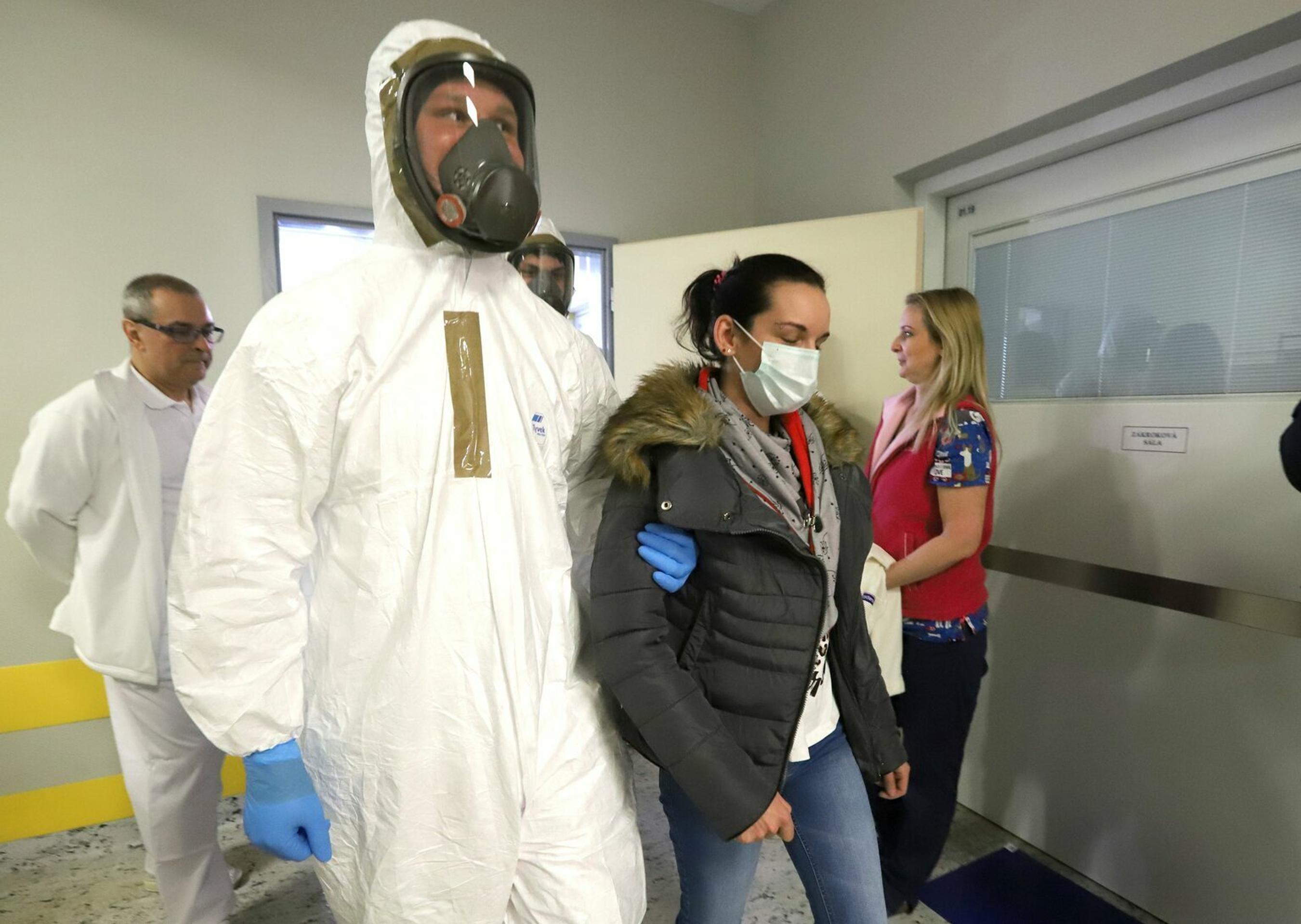 Orangutan podal ochranárovi pomocnú ruku.