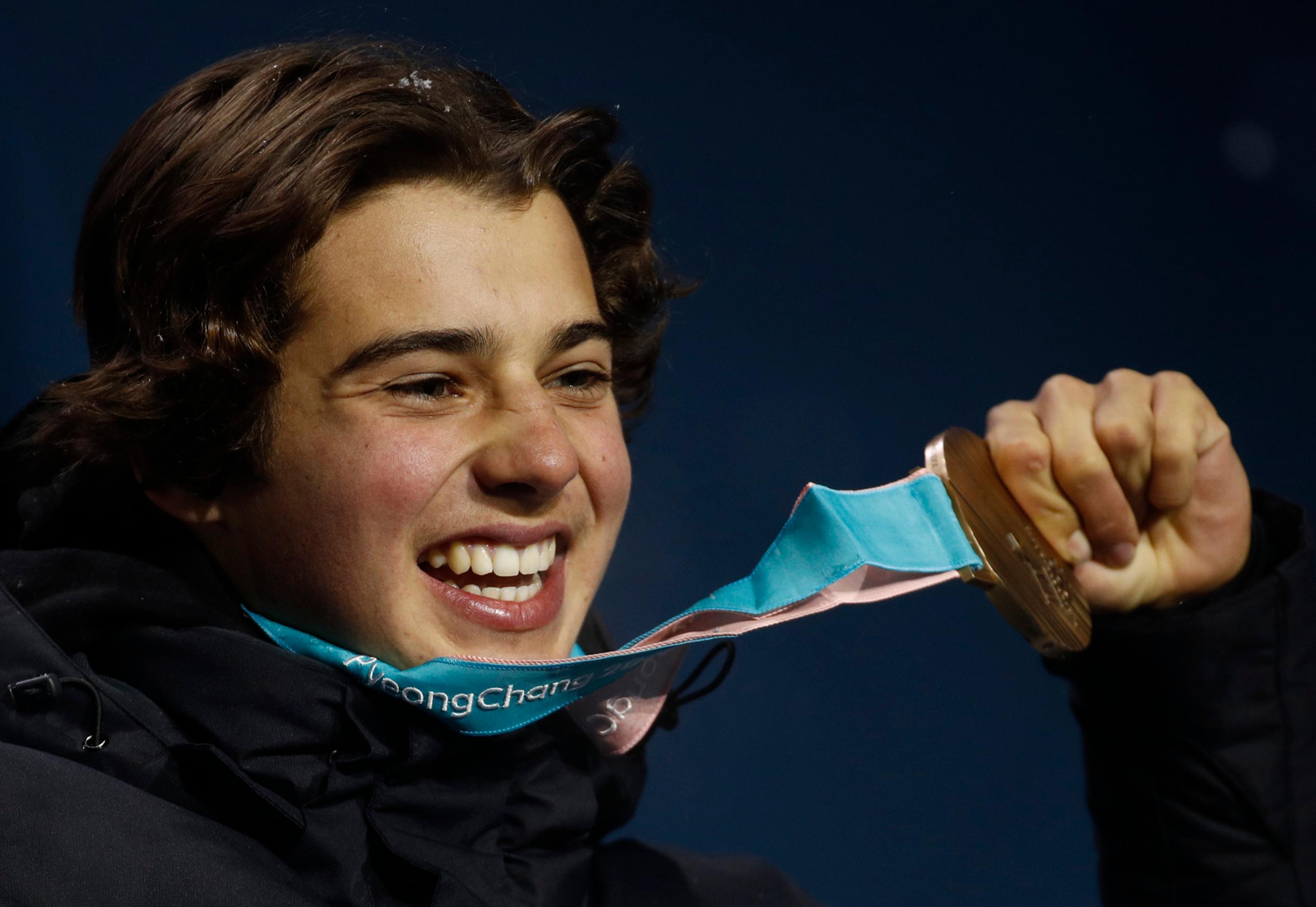 Iba 16-ročný novozélandský snoubordista Nico Porteous sa raduje z bronzu na ZOH 2018 na U-rampe.