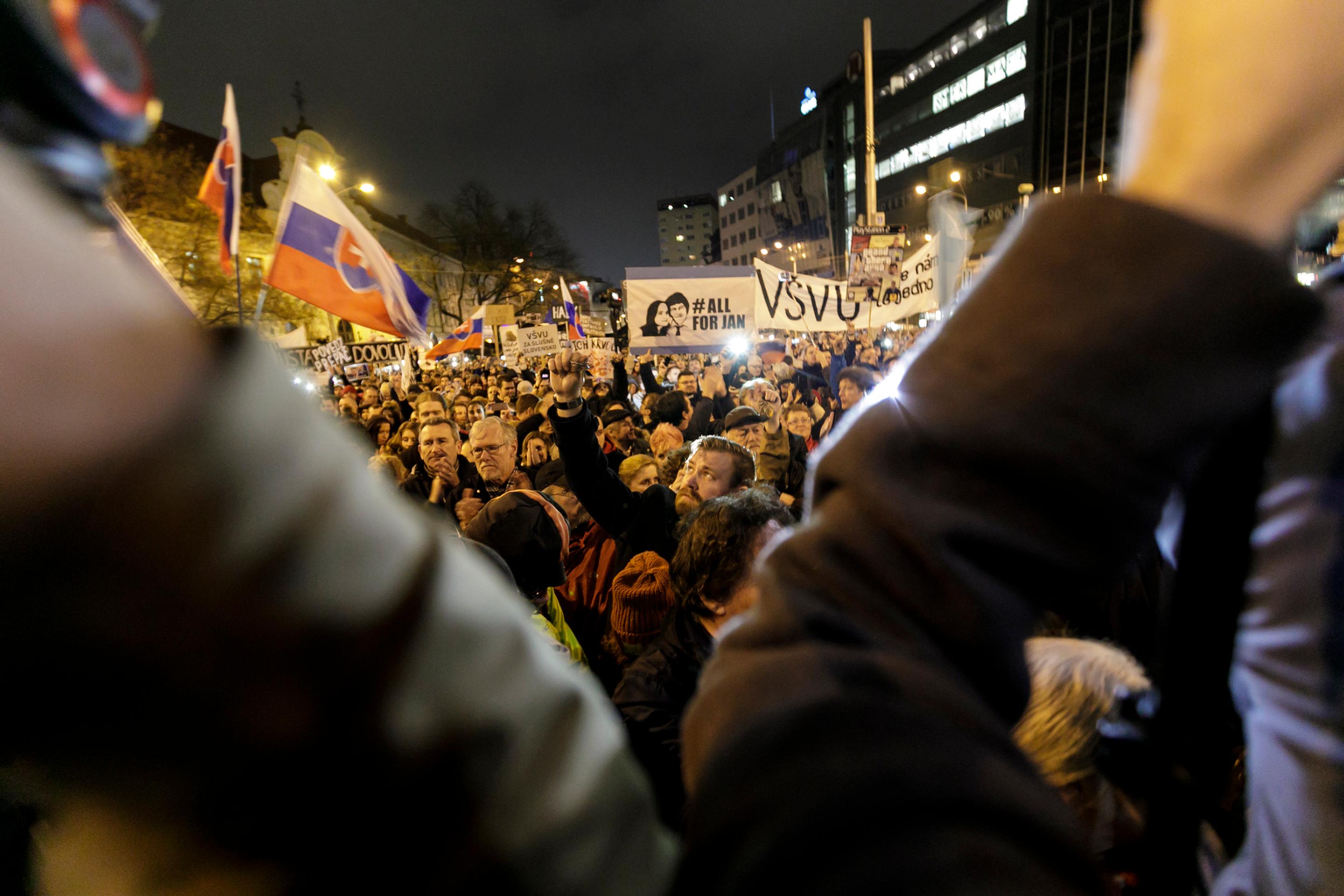 Na bratislavský protest Za slušné Slovensko prišlo podľa odhadov do 65-tisíc ľudí. 