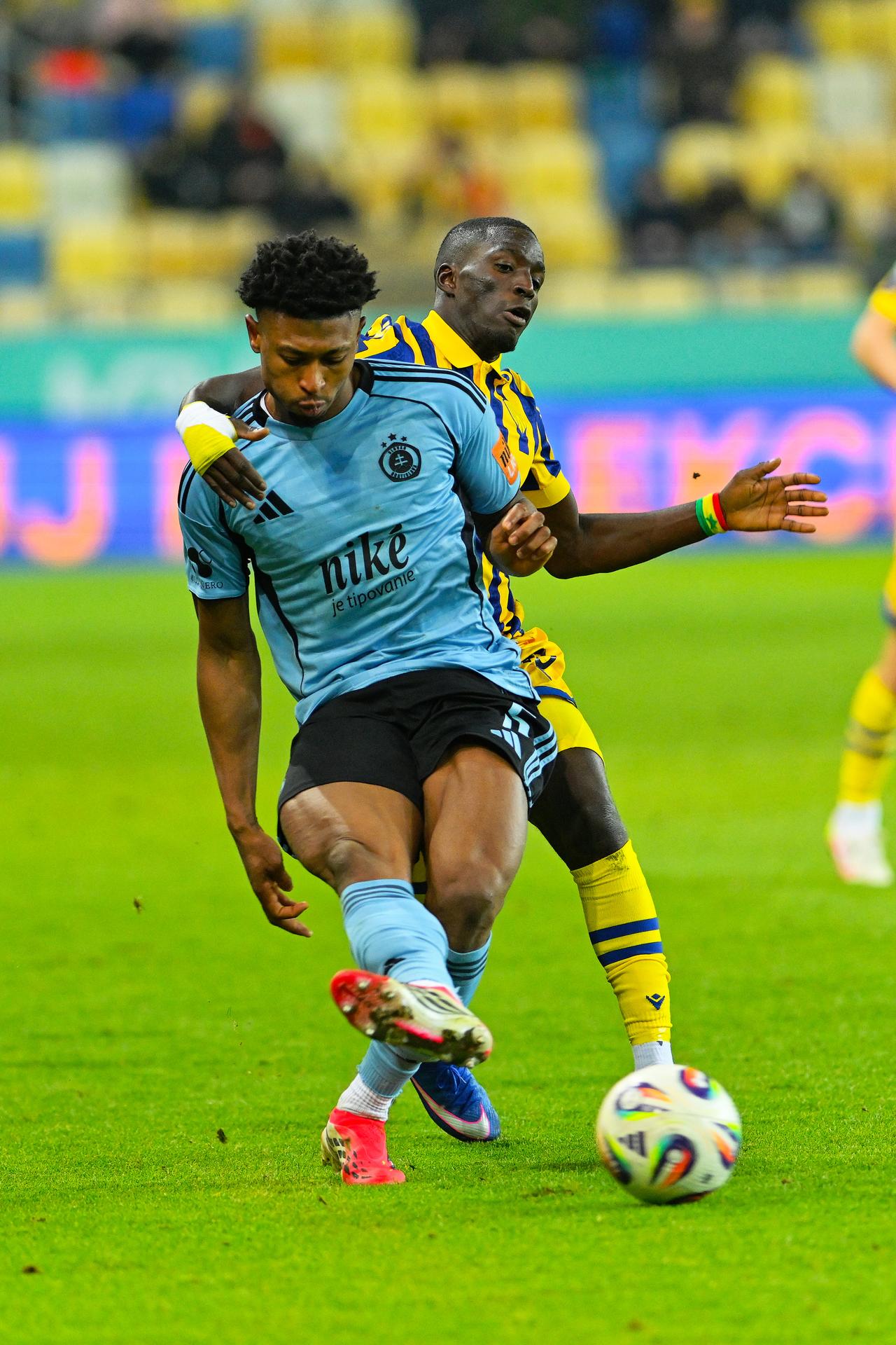 Futbalista DAC-u Samsindin Ouro (druhý vľavo) a hráč Slovana Rahim Ibrahim (v popredí) bojujú o loptu v 19. kole Niké ligy.