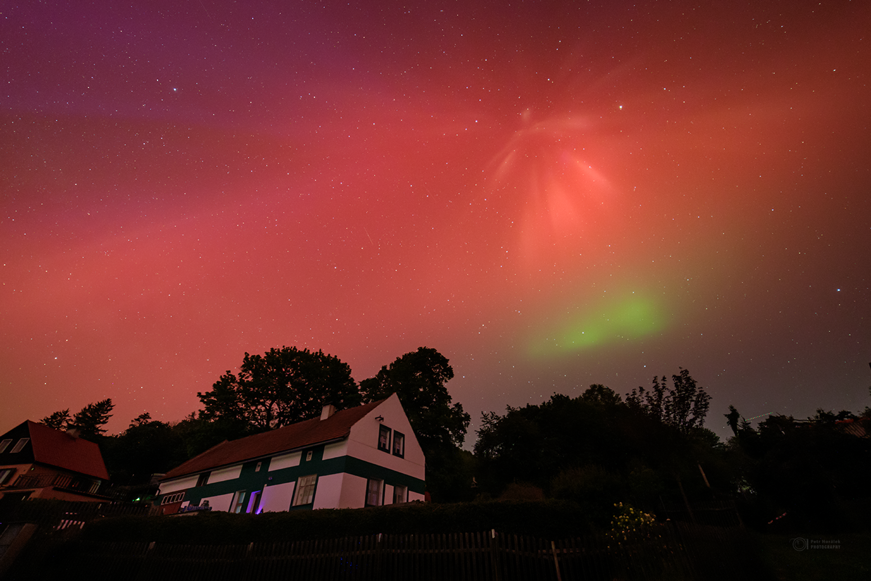 Polárna žiara i takzvaný aurorálny anjel nad obcou Záhořice.