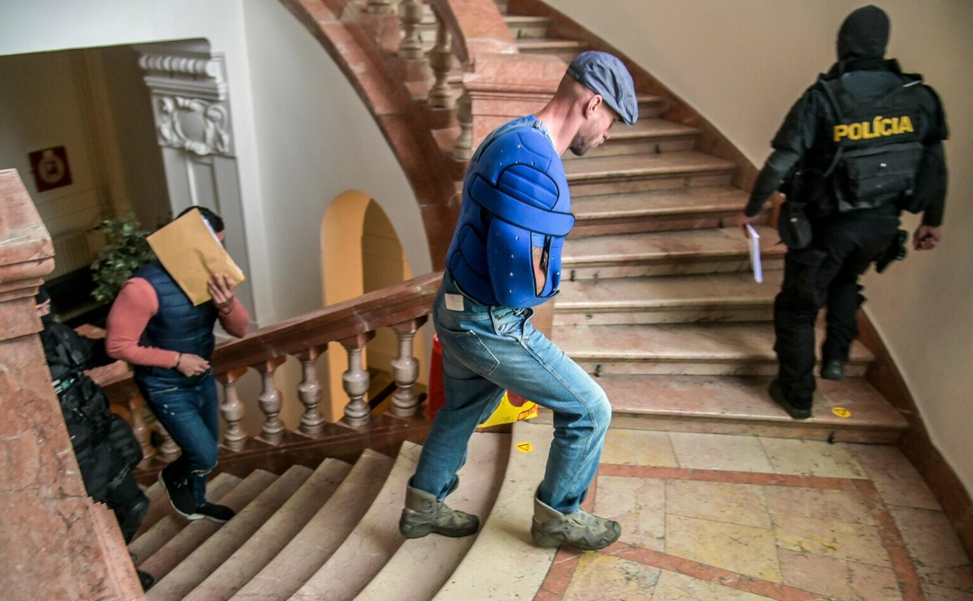 Polícia eskortuje obvinených zo skupiny tzv. takáčovcov.