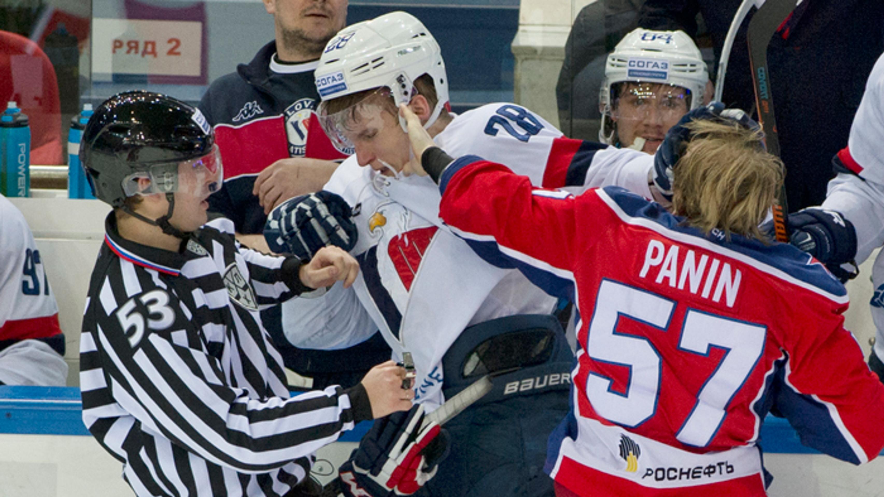 Na ľade Grigorij Panin (CSKA) a Pavol Skalický (Slovan) počas bitky.