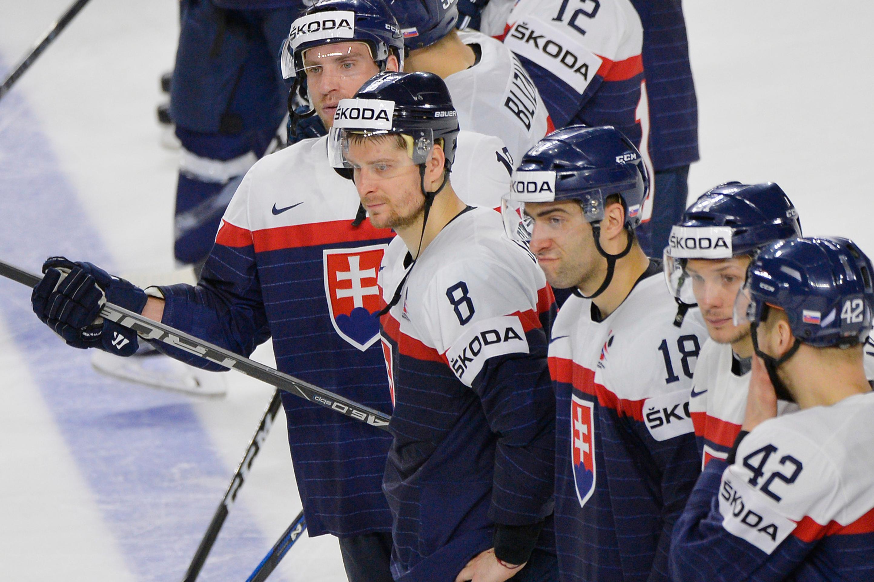 Slovenskí hráči po prehre 2:3 po samostatných nájazdoch s Nemeckom na MS 2017.