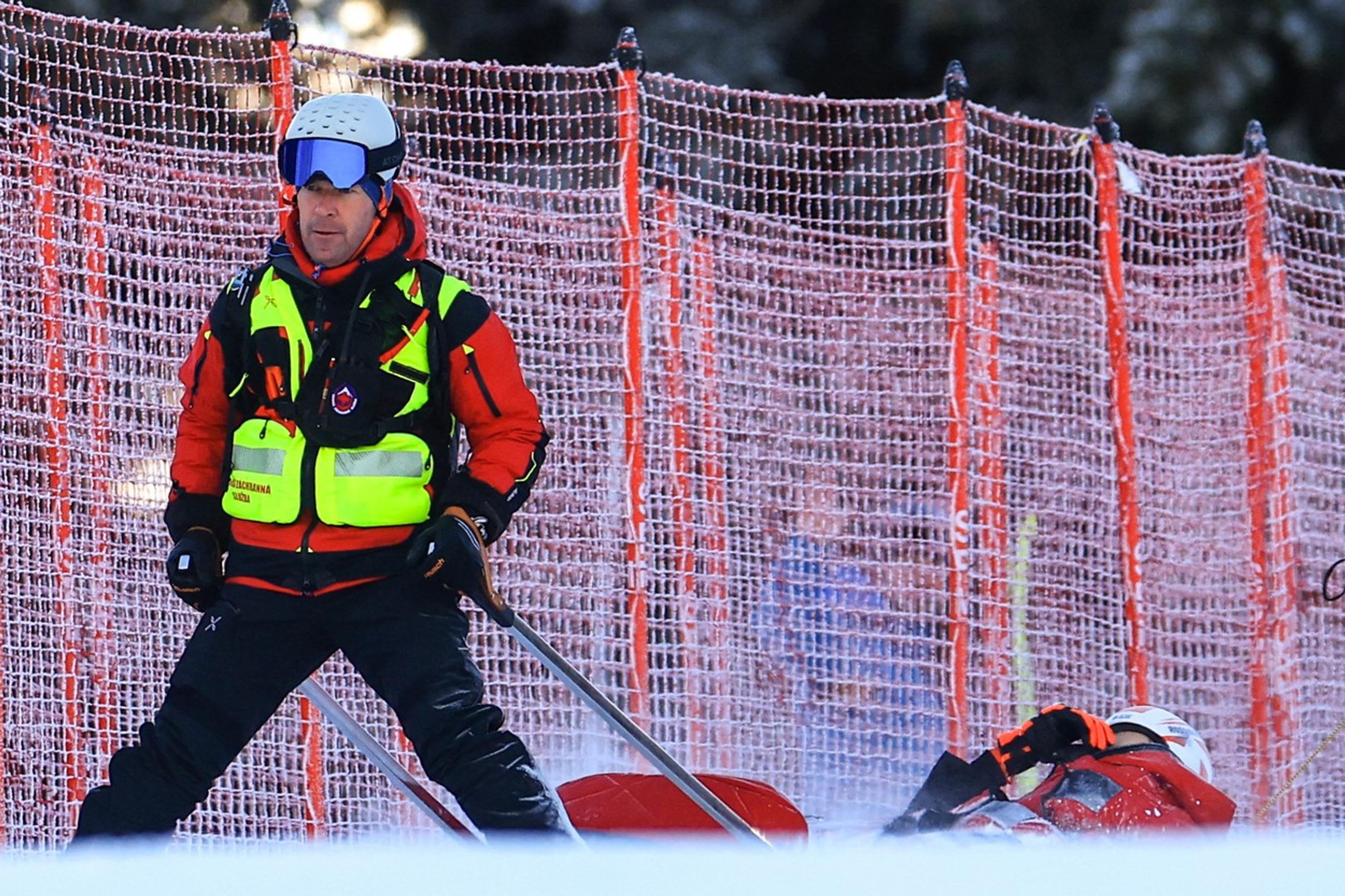 Záchranári zvážajú zranenú Petru Vlhovú z trate v Jasnej.