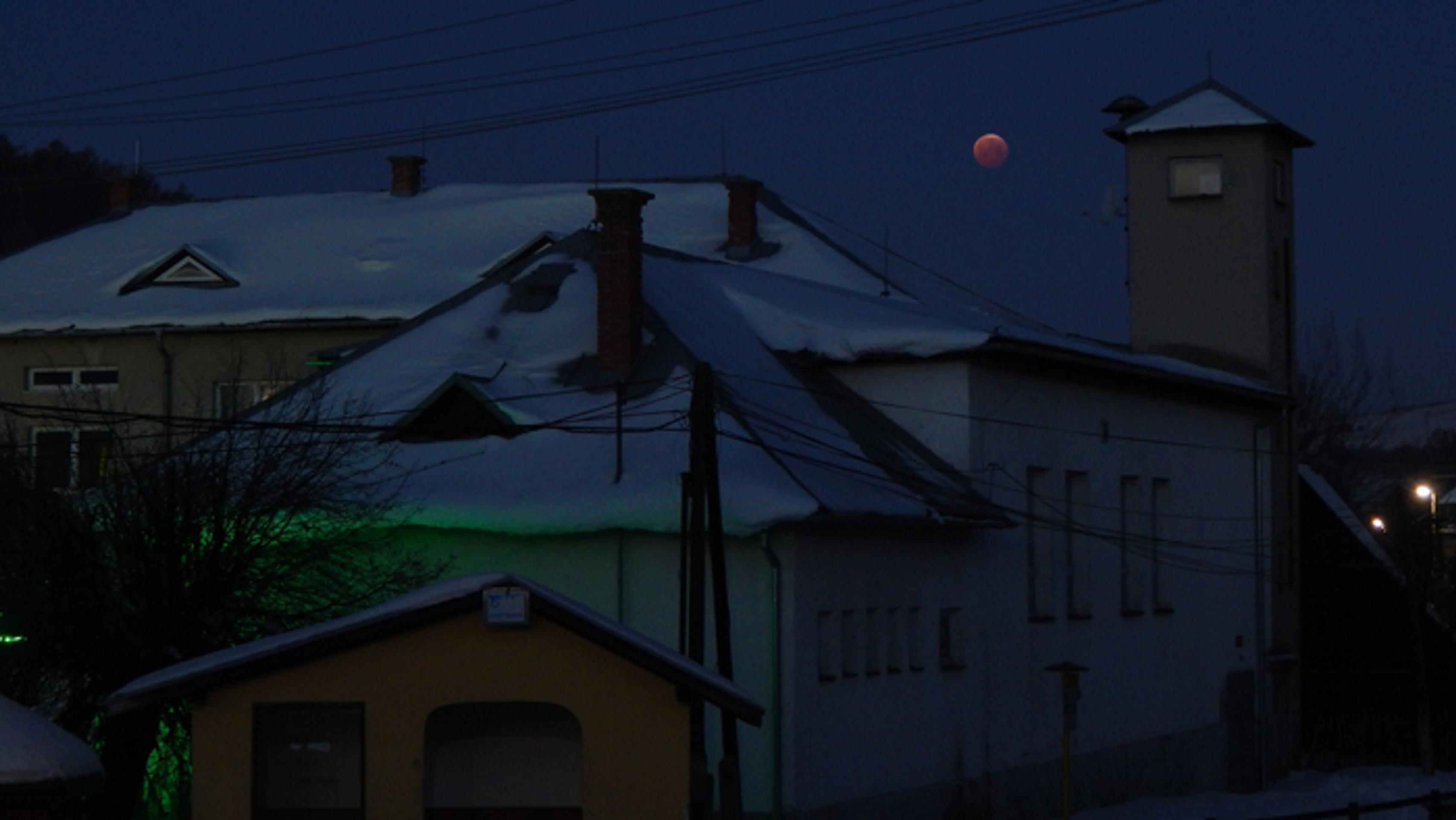 Zatmenie Mesiaca v dedinke Oľšavica v Levočských vrchoch.