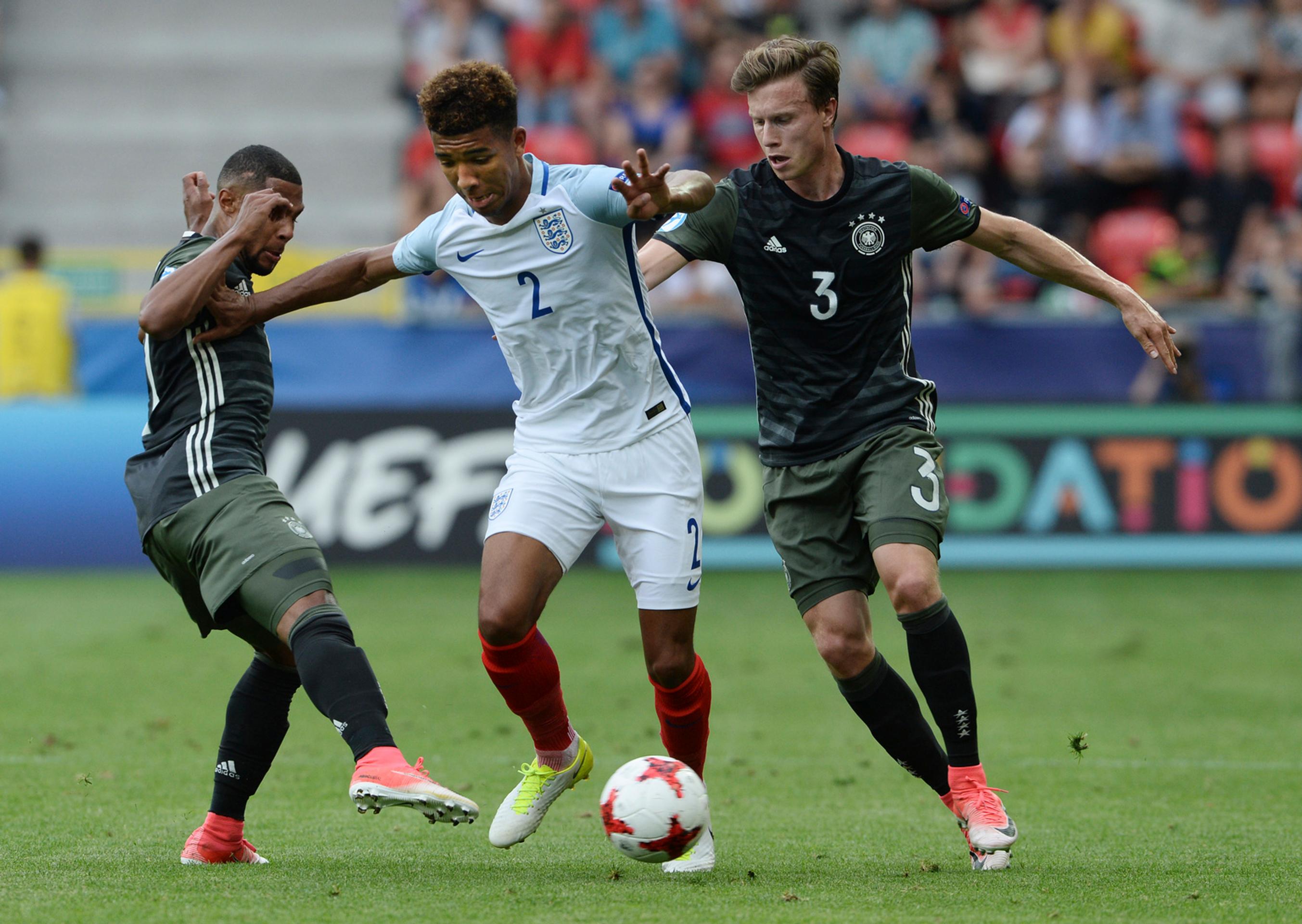 Angličana Masona Holgata (v strede) atakujú v semifinále ME 21 Nemci Serge Gnabry (vľavo) a Yannick Gerhardt.