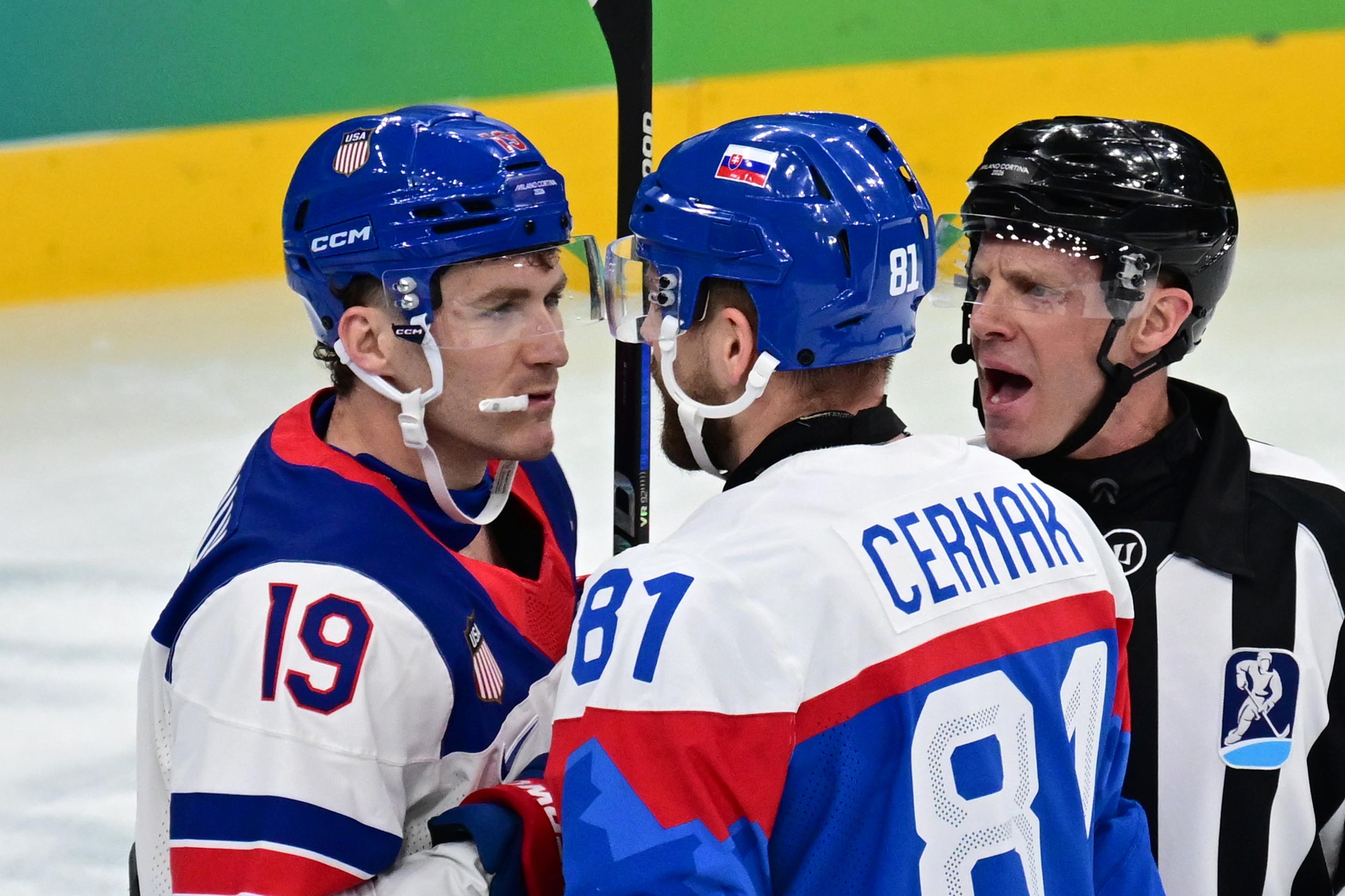 Erik Černák (Slovensko) a Matthew Tkachuk (USA)