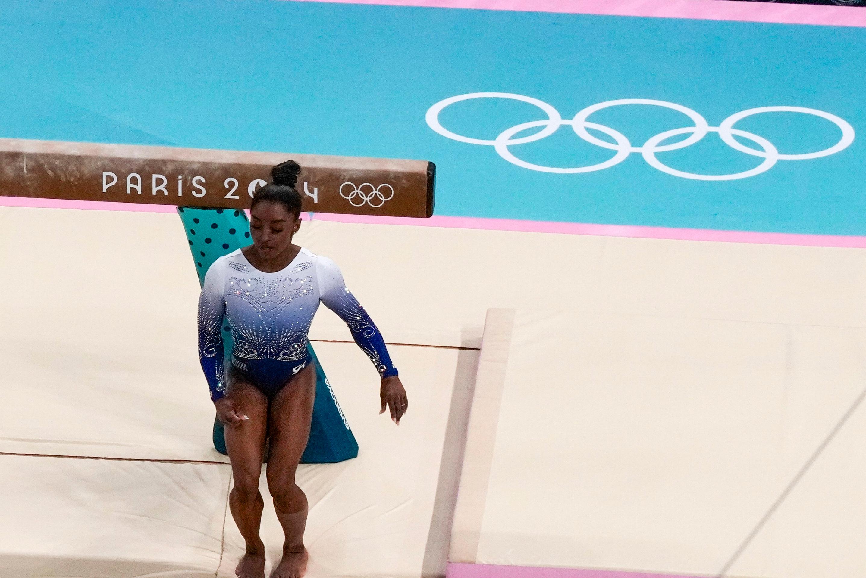 Simone Bilesová spadla počas finále v športovej gymnastike na olympijských hrách 2024 v Paríži.