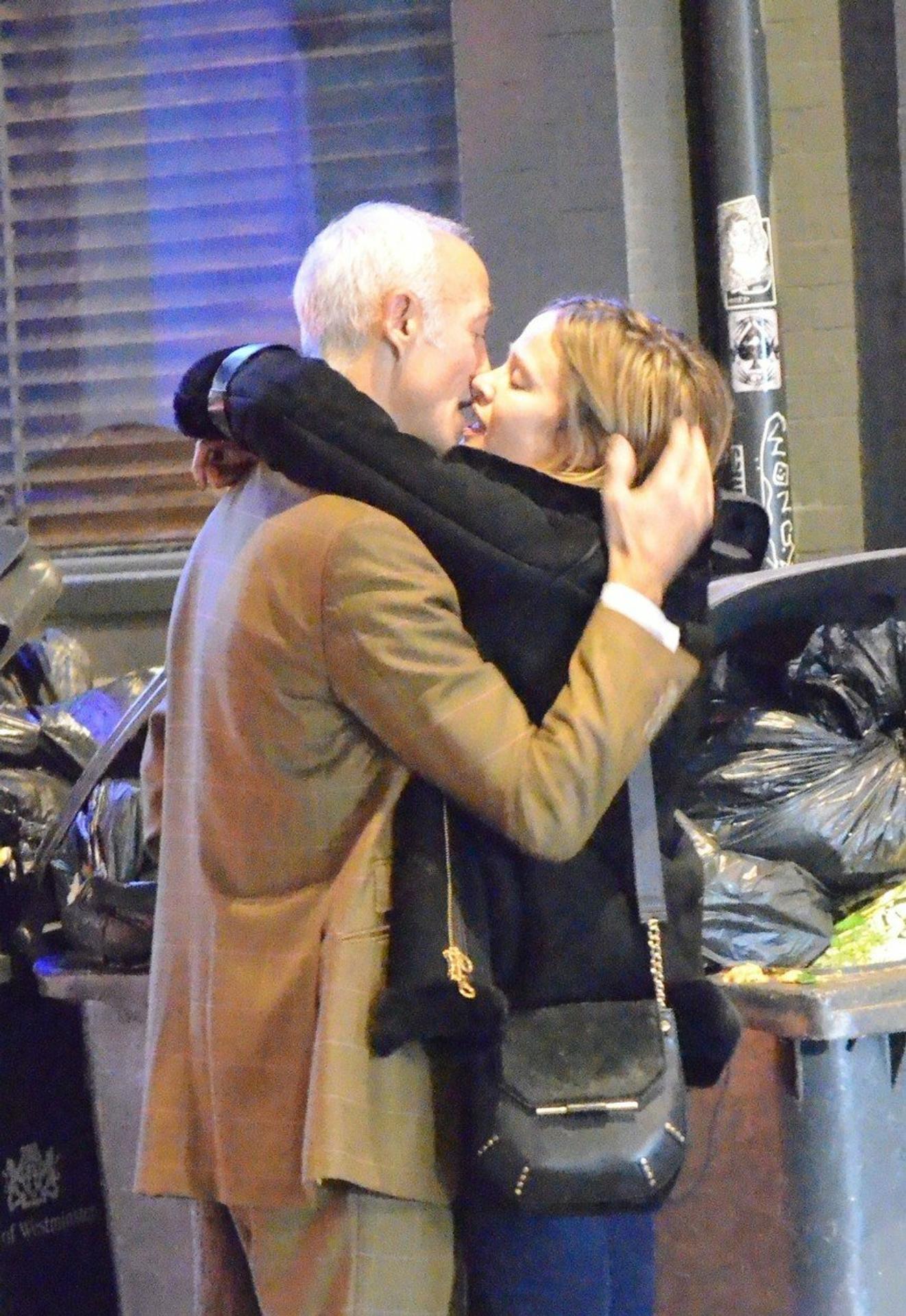 Andrew Ridgeley s neznámou blondínou.