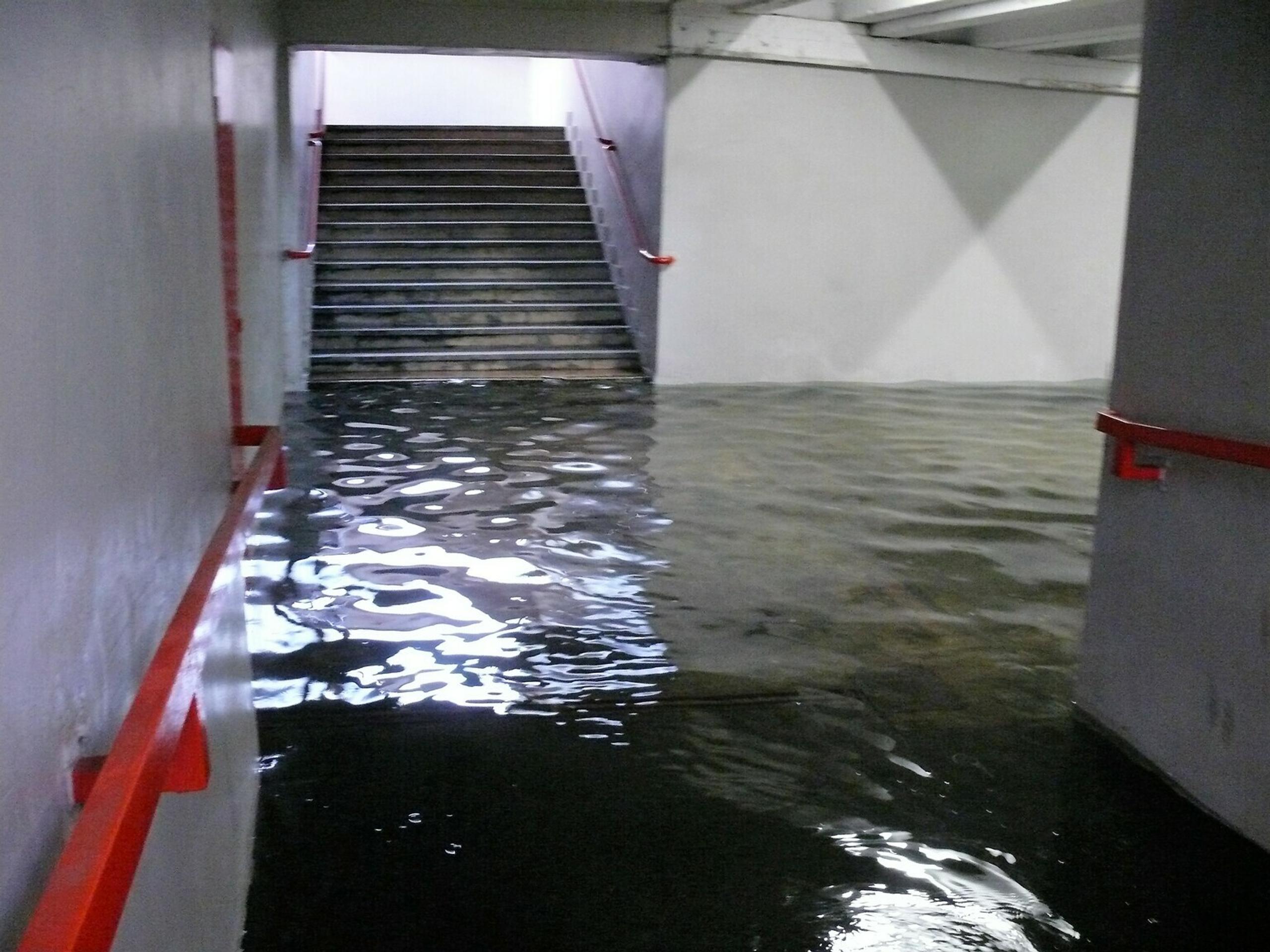 Na snímke vysoká hladina spodnej vody  spôsobila zatopenie podchodu pri Ekonomickej univerzite v Petržalke