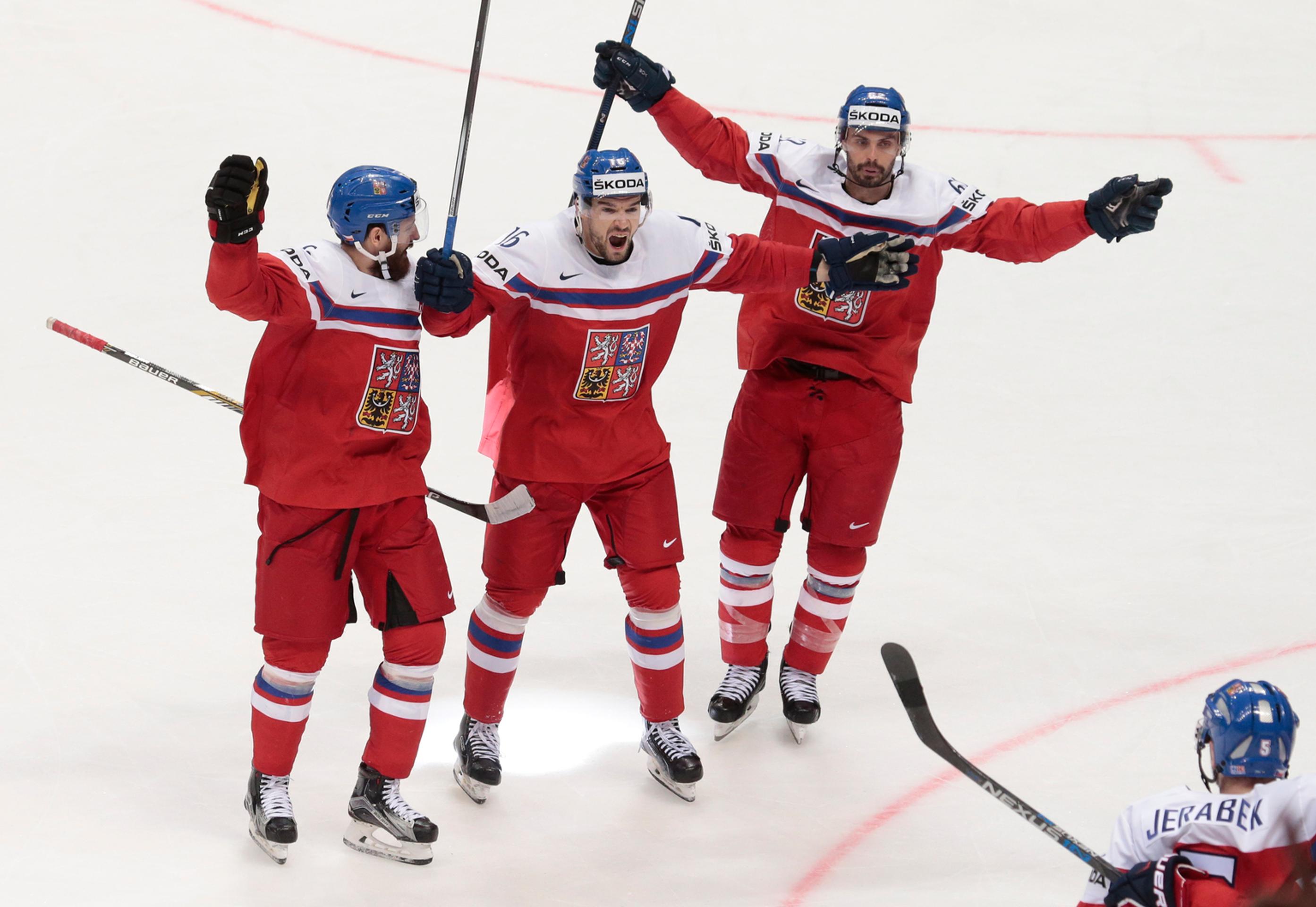 Česká radosť po treťom góle do siete Švédska počas duelu na MS v Rusku.