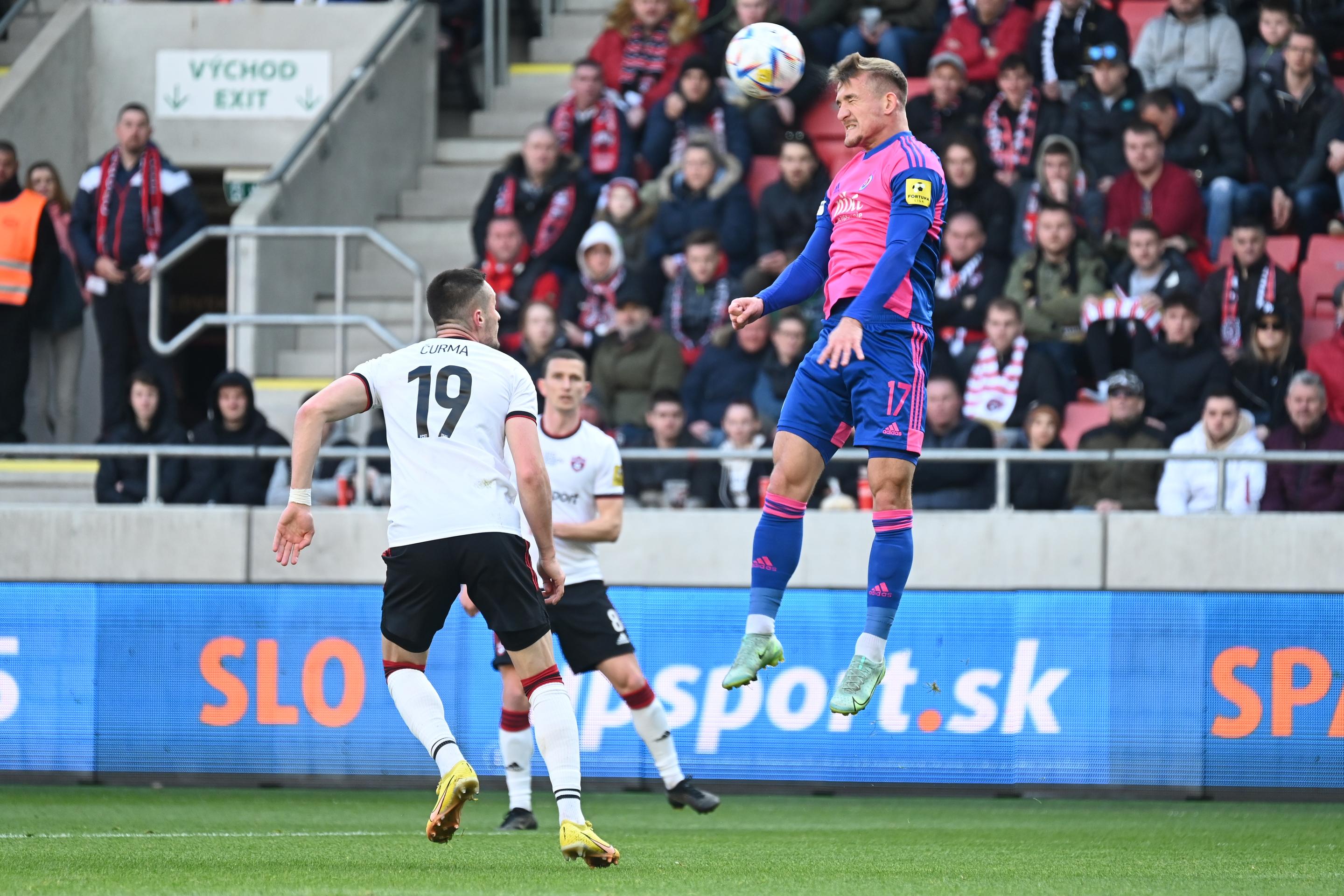 Vľavo hráč Trnavy Matej Čurma a hráč Slovana Jurij Medveděv v zápase 3. kola nadstavbovej časti Fortuna ligy v skupine o titul.
