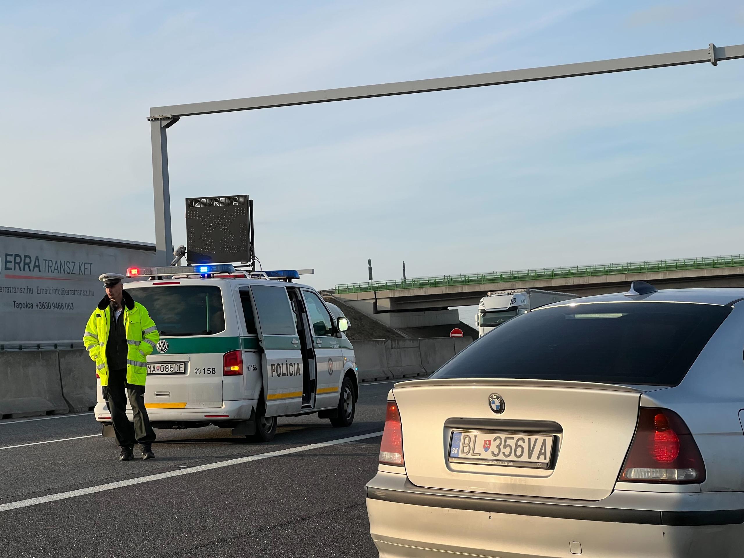 Uzavretá diaľnica D2.