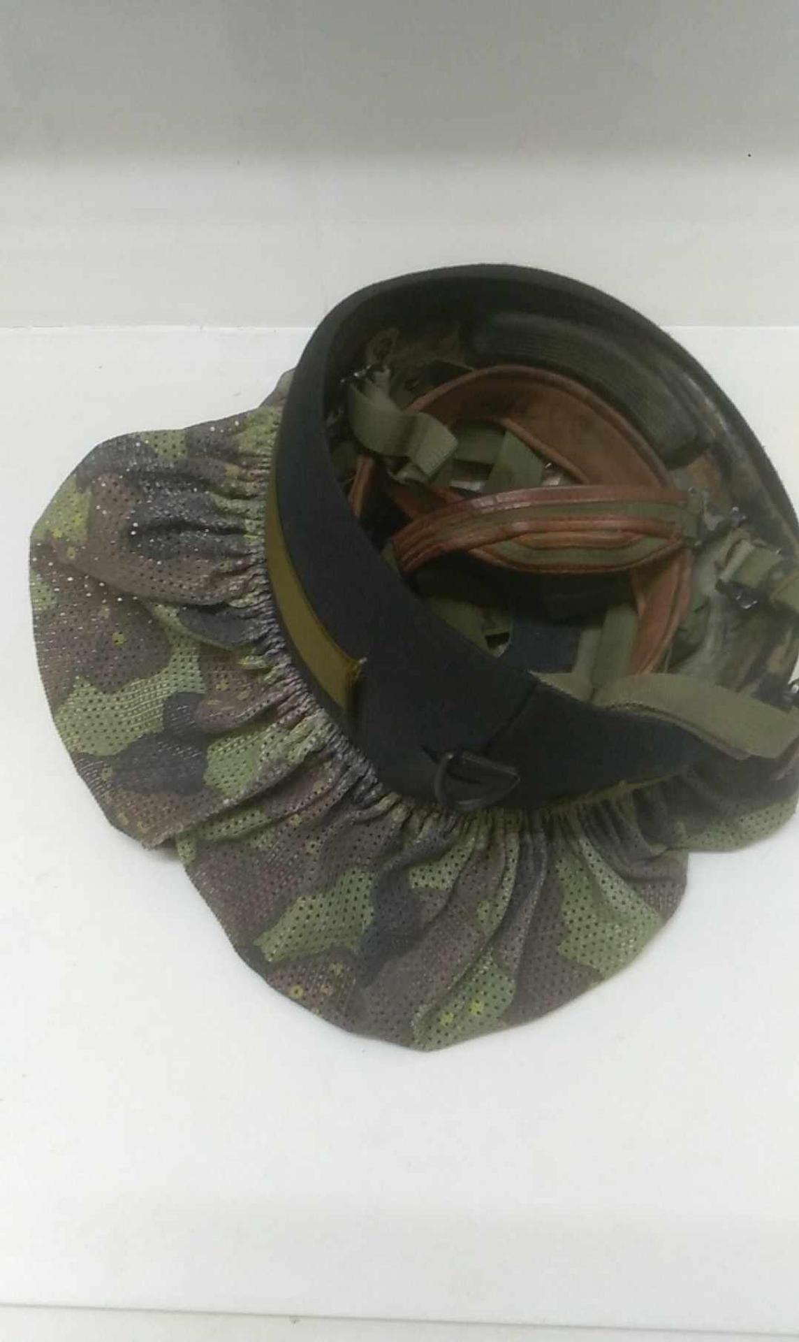 Micnefet nasadený na prilbe.