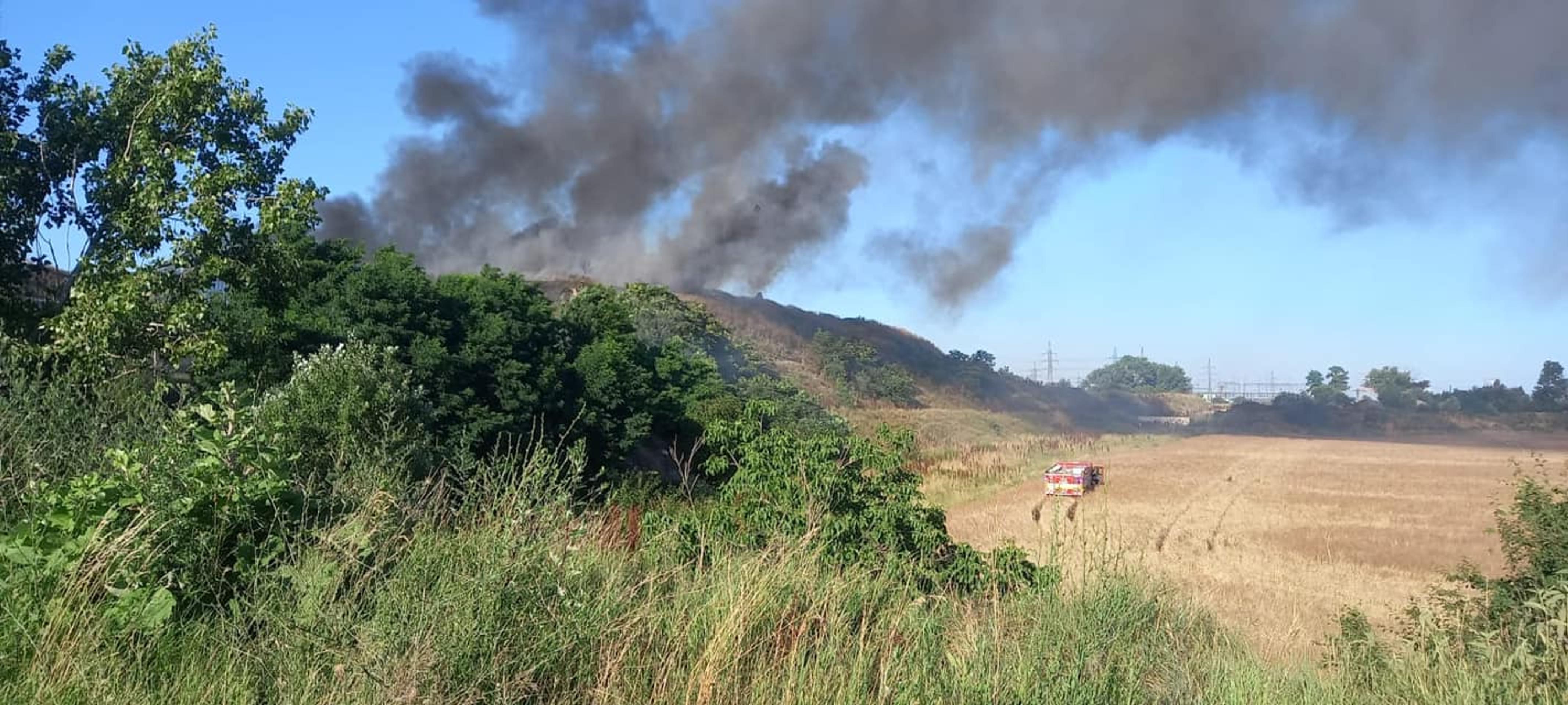 Nelegálna skládka v Bratislave je v plameňoch.