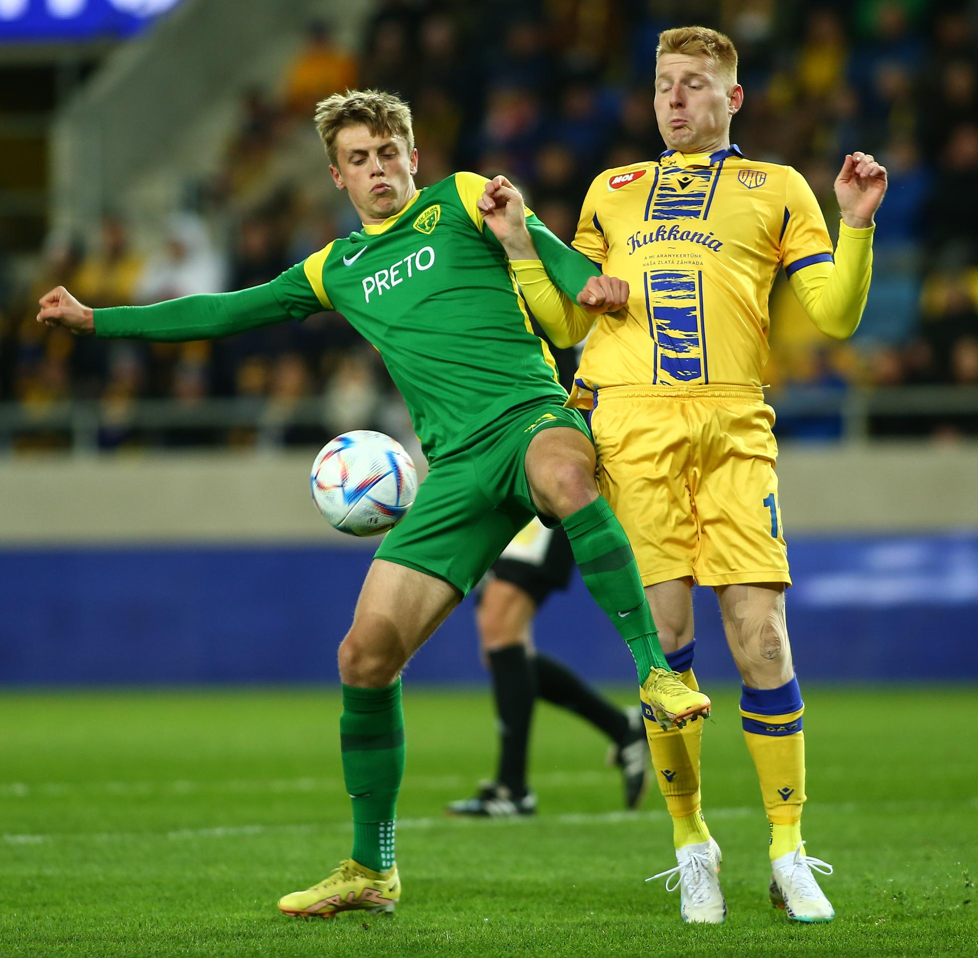 Zľava v súboji o loptu Timotej Jambor (Žilina) a Zsolt Kalmár (Dunajská Streda)  v zápase 3. kola skupiny o titul.