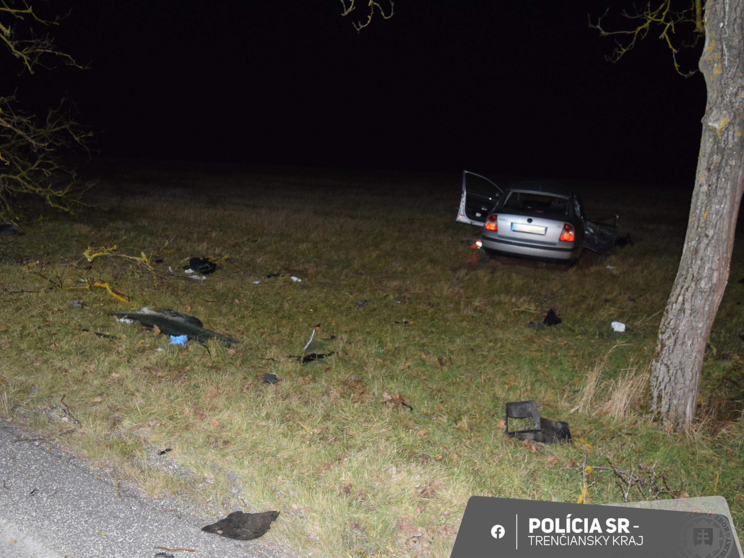 Rýchla jazda sa skončila nárazom do stromu.