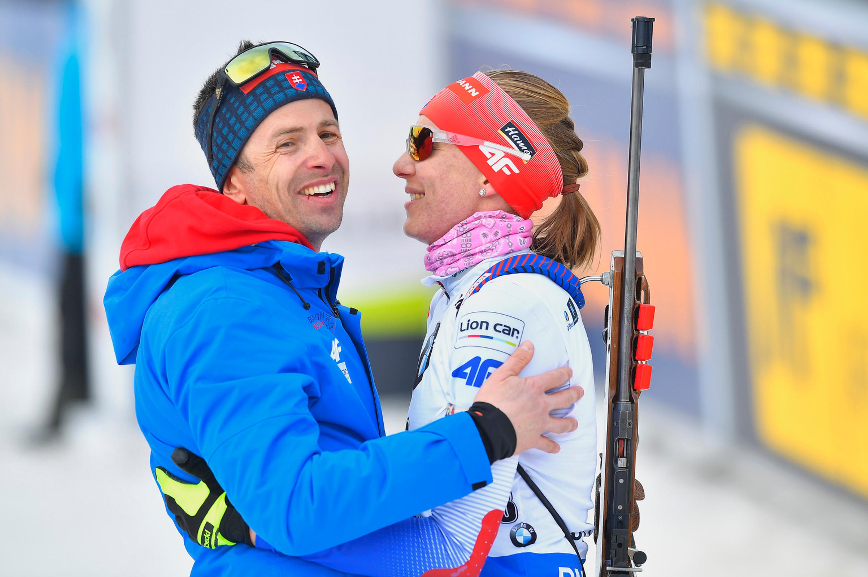 Biatlonistka Anastasia Kuzminová reaguje po pretekoch s hromadným štartom v Osle na Holmenkollene.