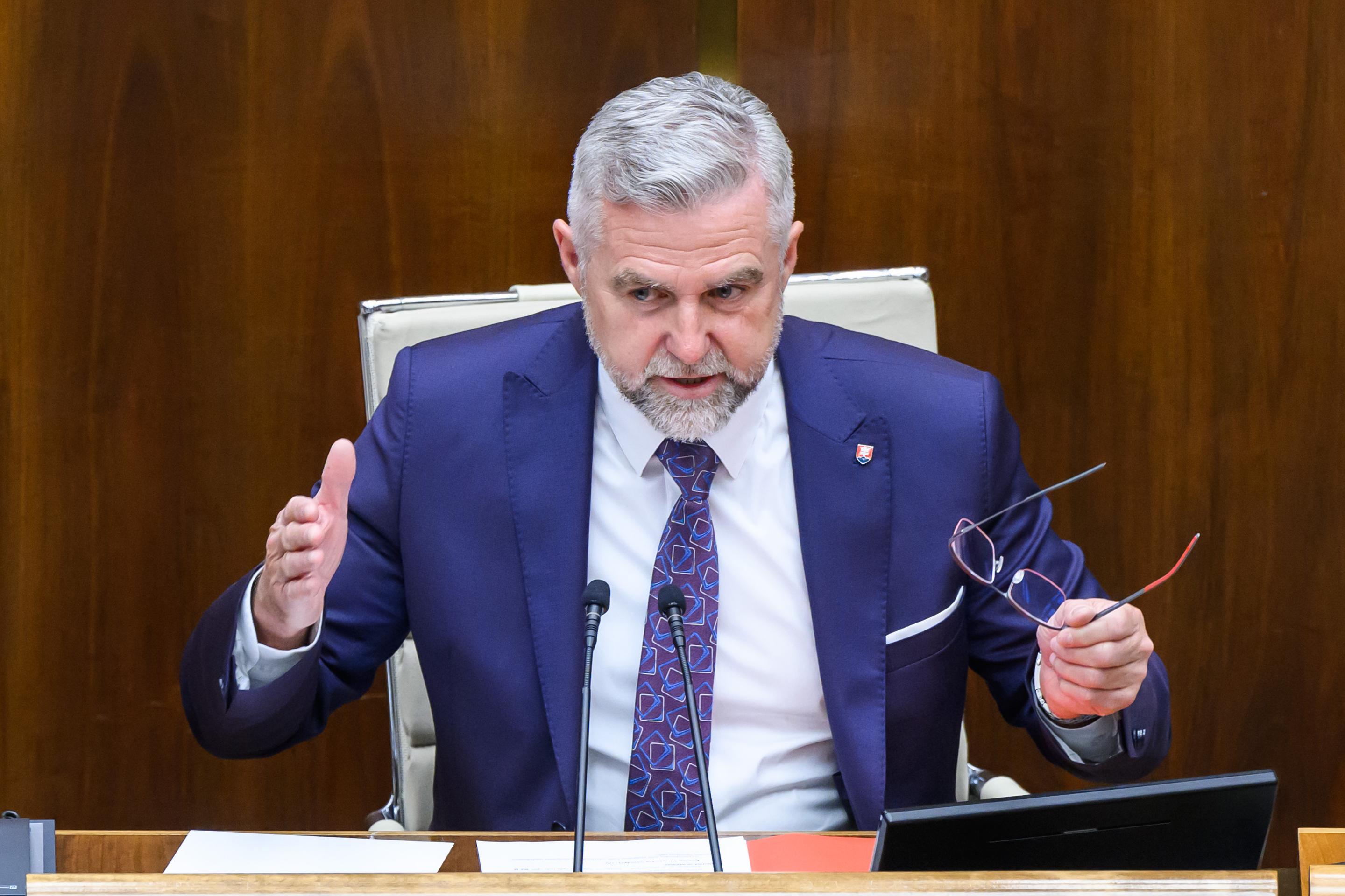 Podpredseda NRSR Tibor Gašpar (Smer-SD) počas pokusu otvoriť schôdzu k odolávaniu vlády Roberta Fica (Smer-SD).