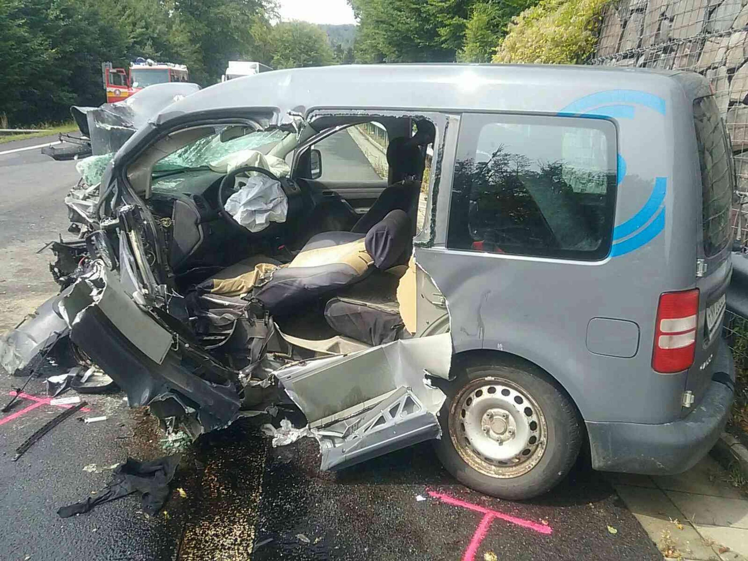 Čelná zrážka dvoch osobných vozidiel