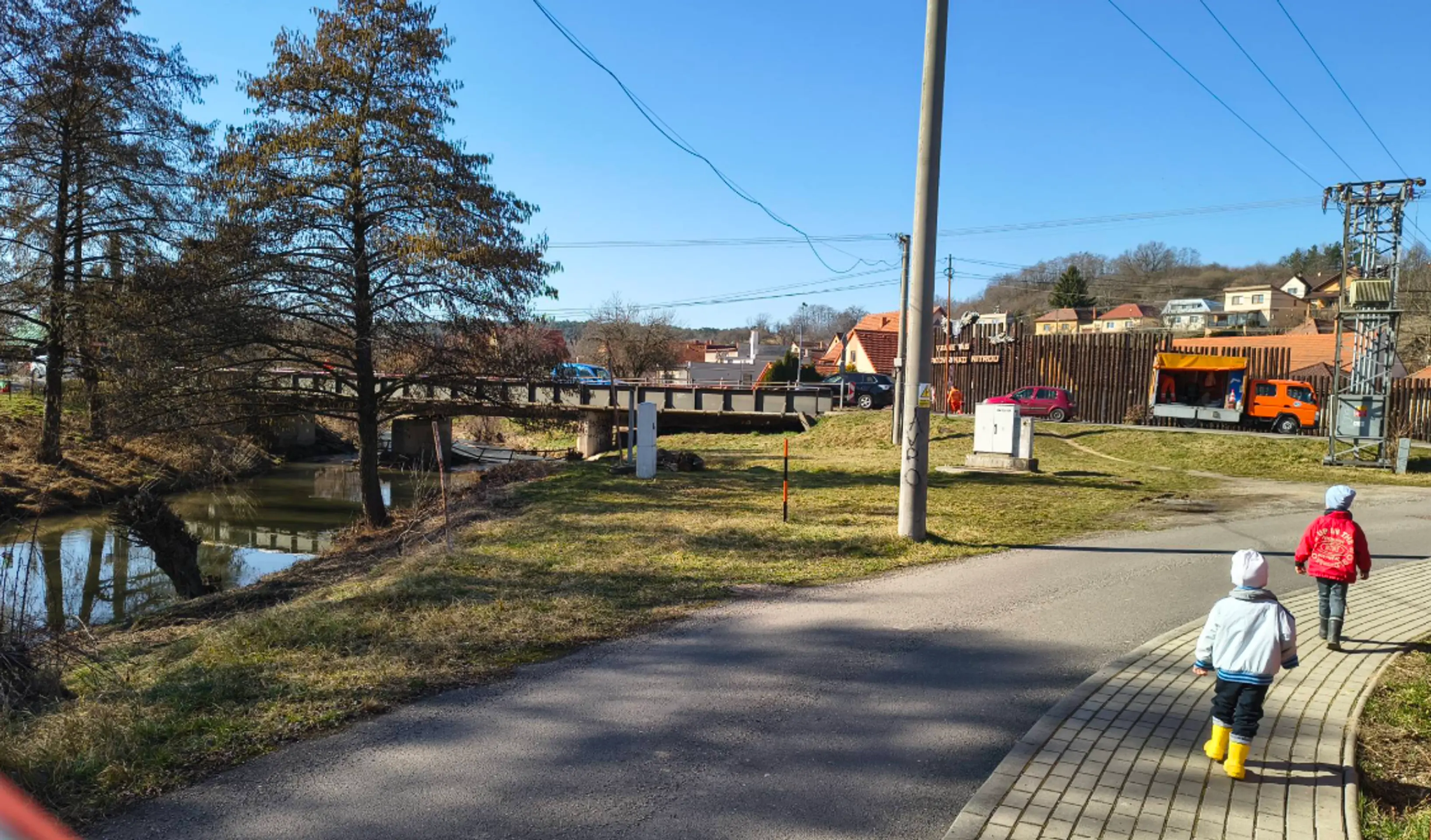 V Opatovciach nad Nitrou sa do rieky zrútila časť mostnej konštrukcie.