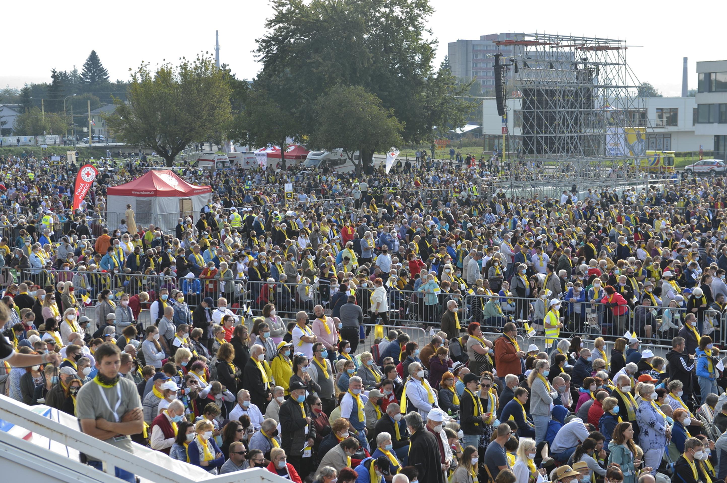 Tisíce ľudí na Božskej liturgii svätého Jána Zlatoústeho