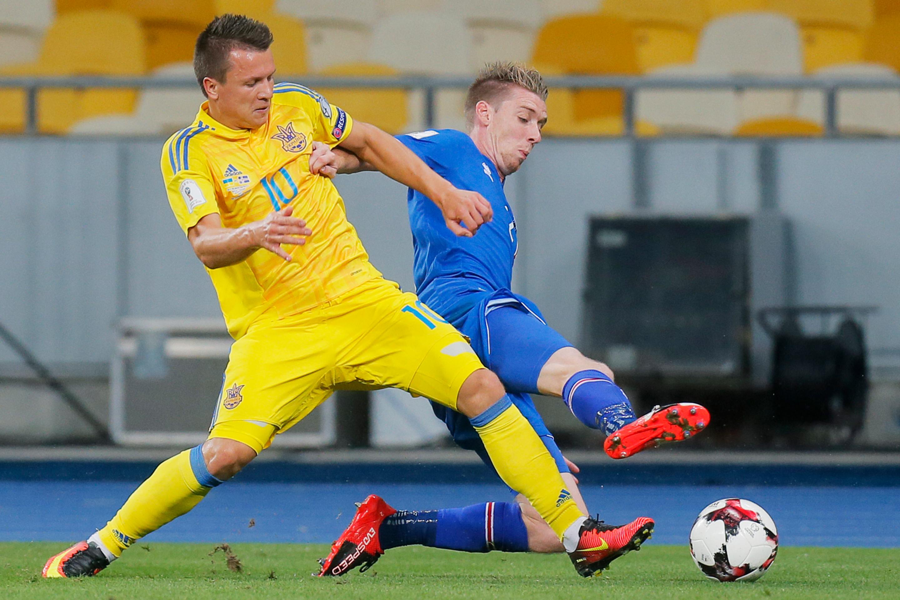 Ukrajinská hviezda Jevgen Konopľanka (v žltom) v súboji s Islanďanom Birkirom Saevarssonom v kvalifikácii MS 2018.