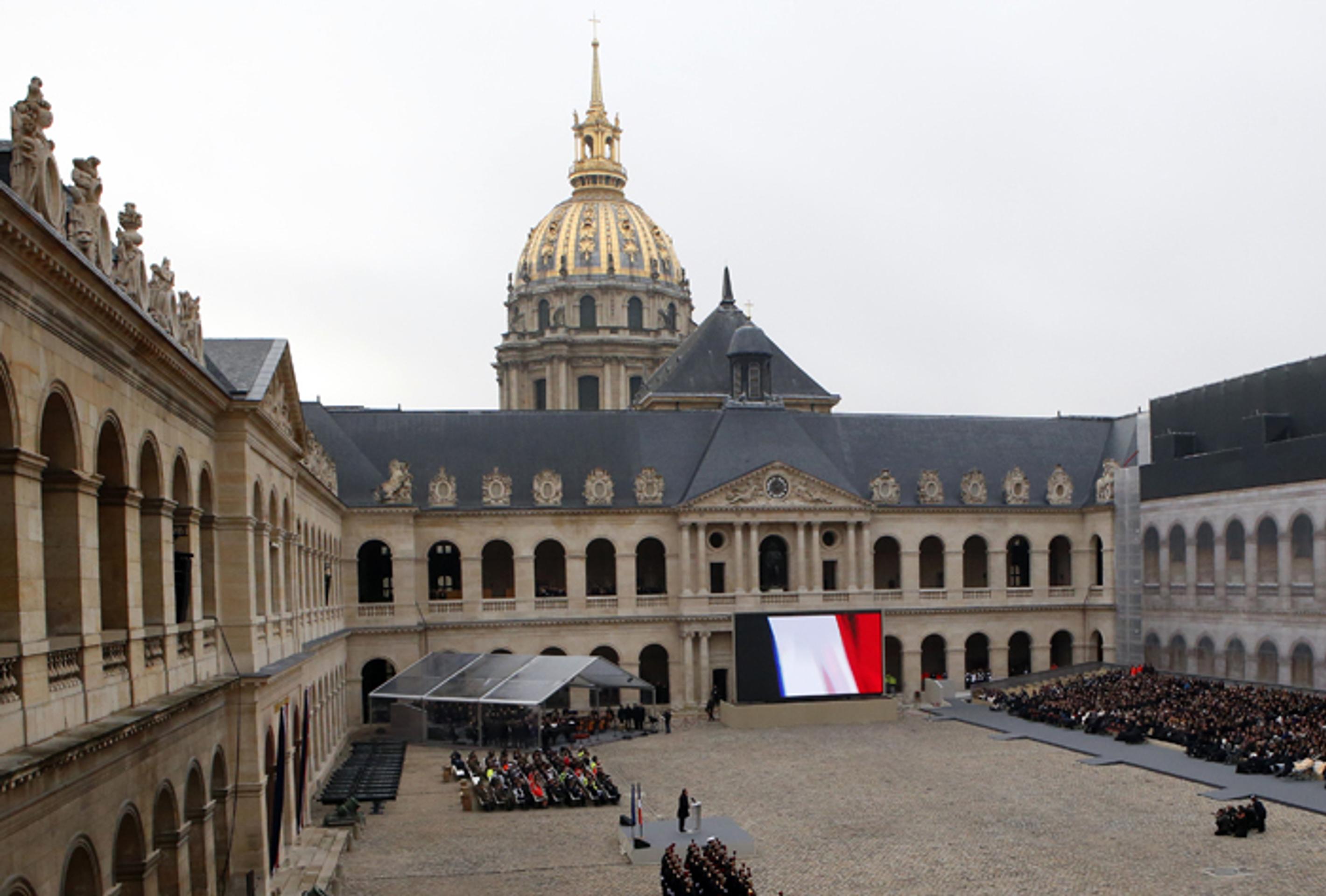 Pohľad na spomienkové zhromaždenie v Paríži, ktoré bolo na pamiatku obetí útokov 13. novembra.