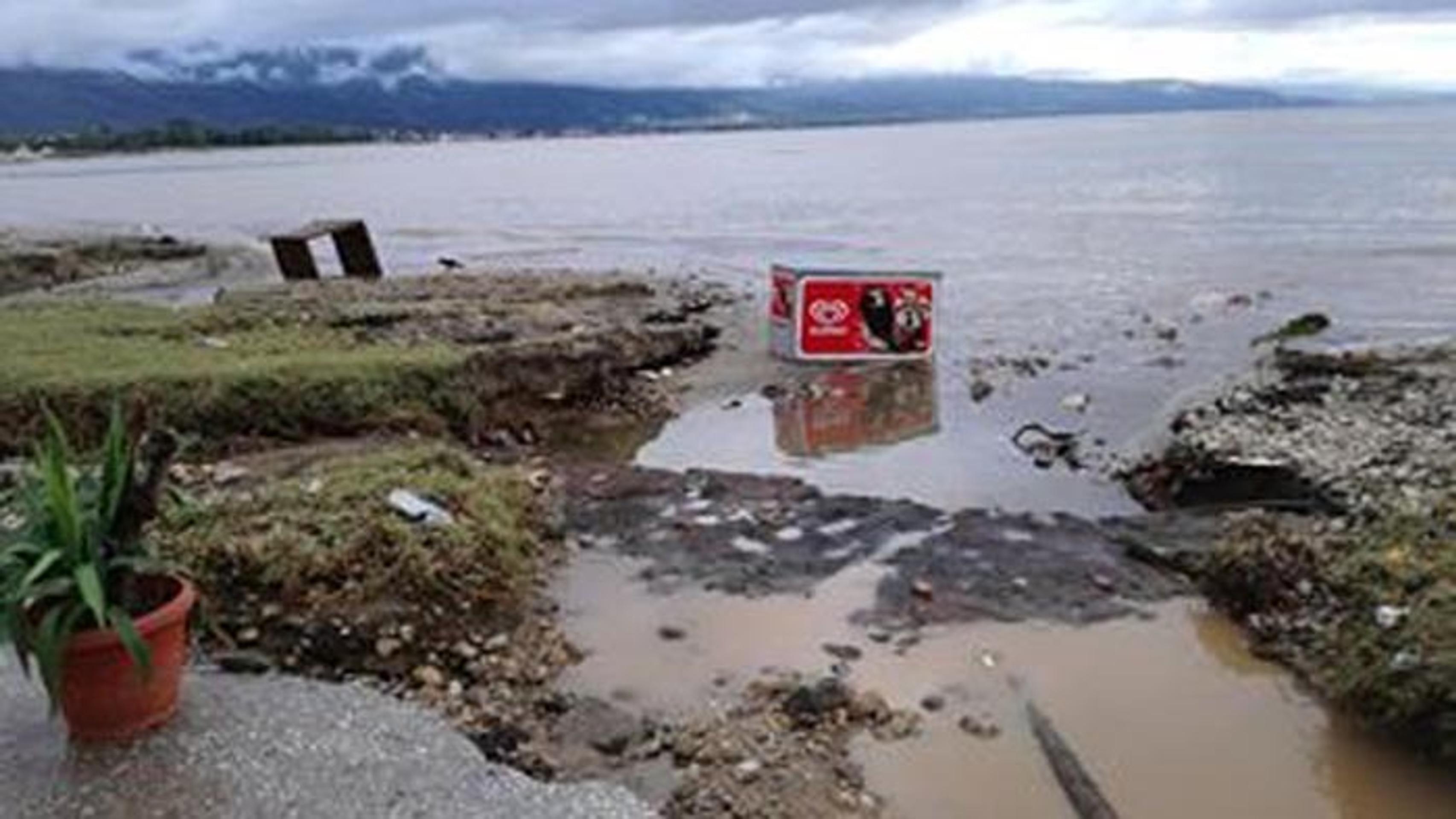 Zničená pláž po búrkach a záplavách.