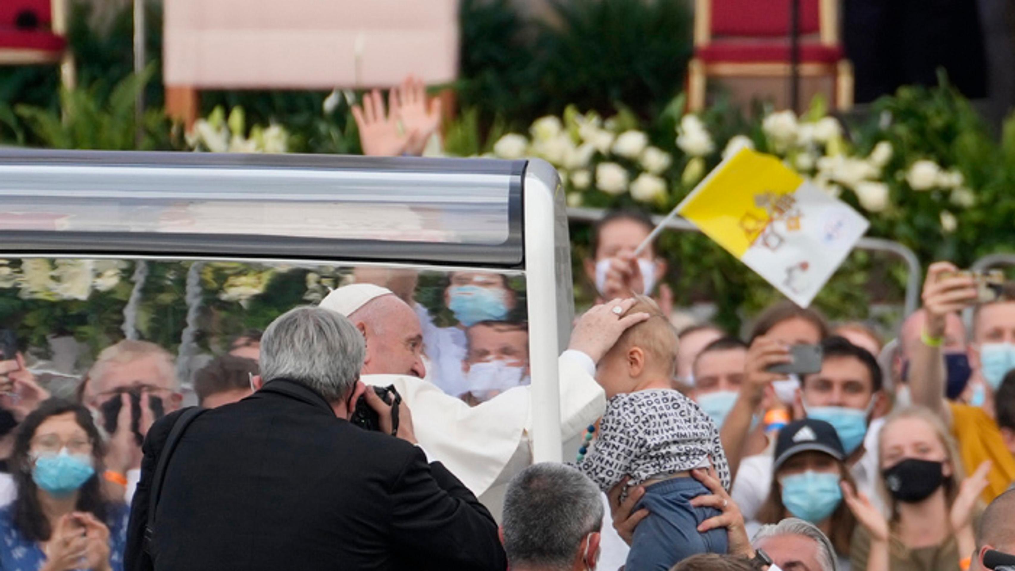 Pápež František pohladkal dieťa na štadióne Lokomotívy počas presunu papamobilom.