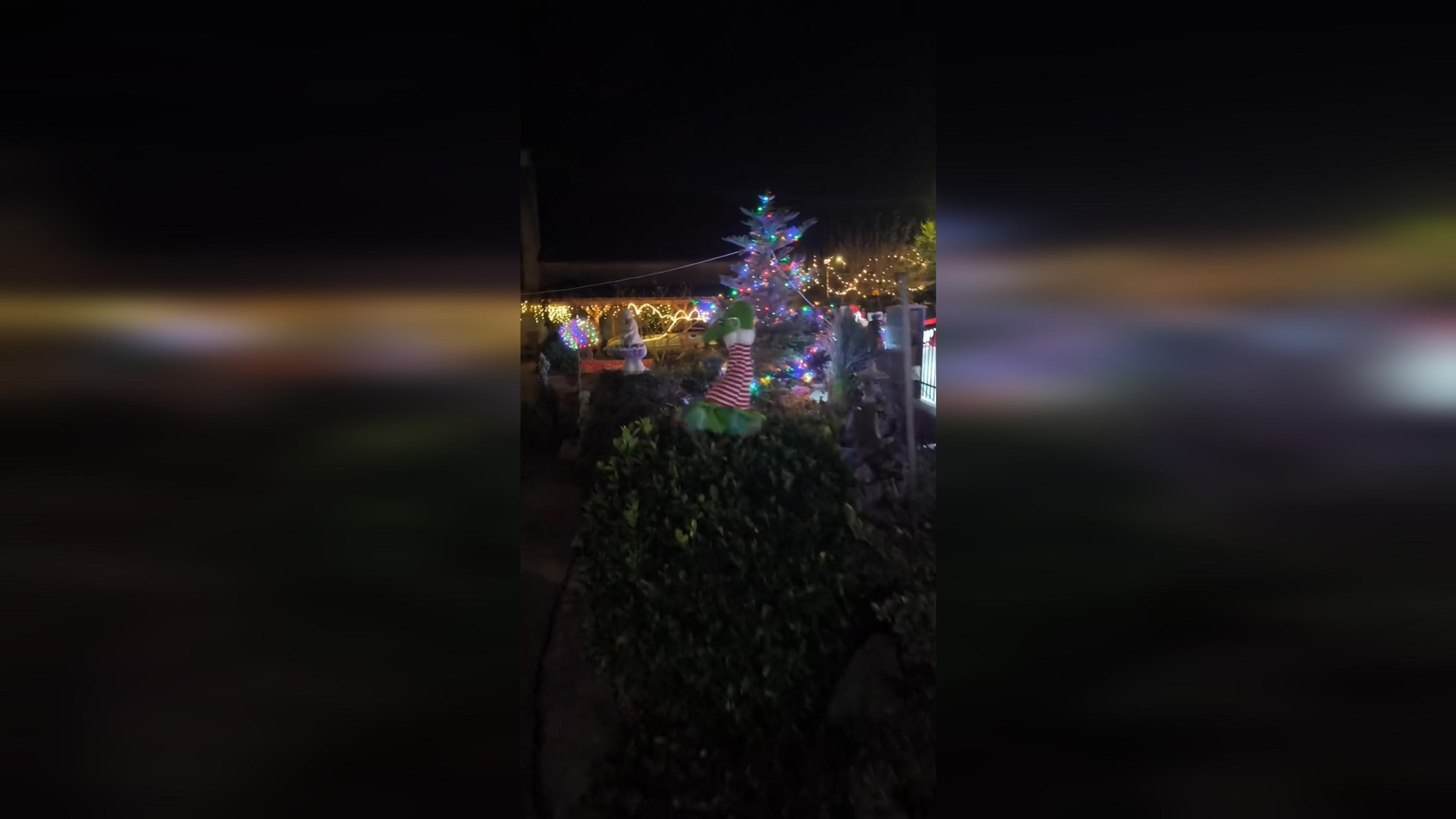 Pán Tibor s rodinou vyzdobuje svoj dom každý rok