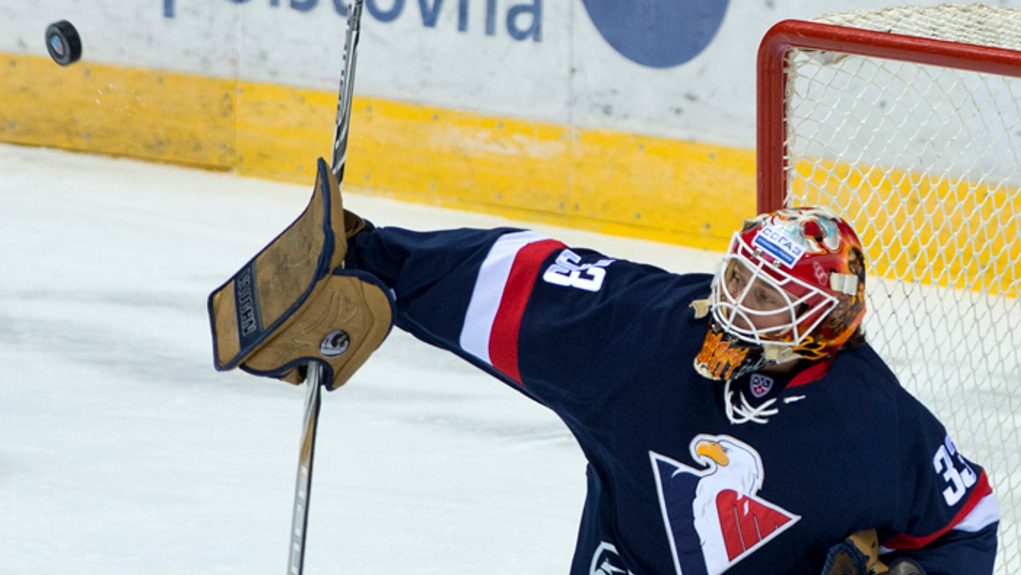 Brankár Slovana Barry Brust vyráža puk v stretnutí KHL proti Neftechimik Nižnekamsk. 