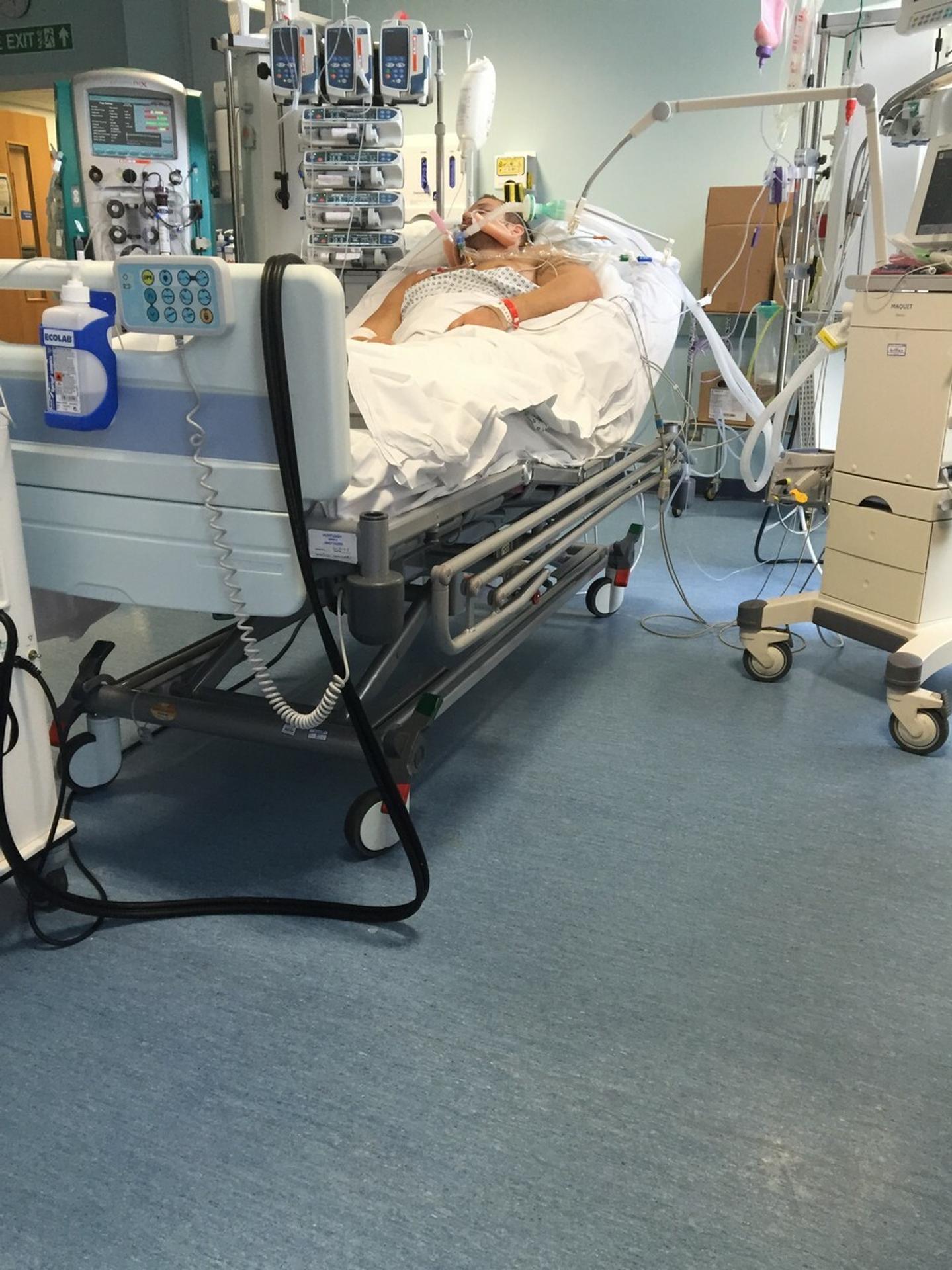 Lewis Brown v nemocnici.