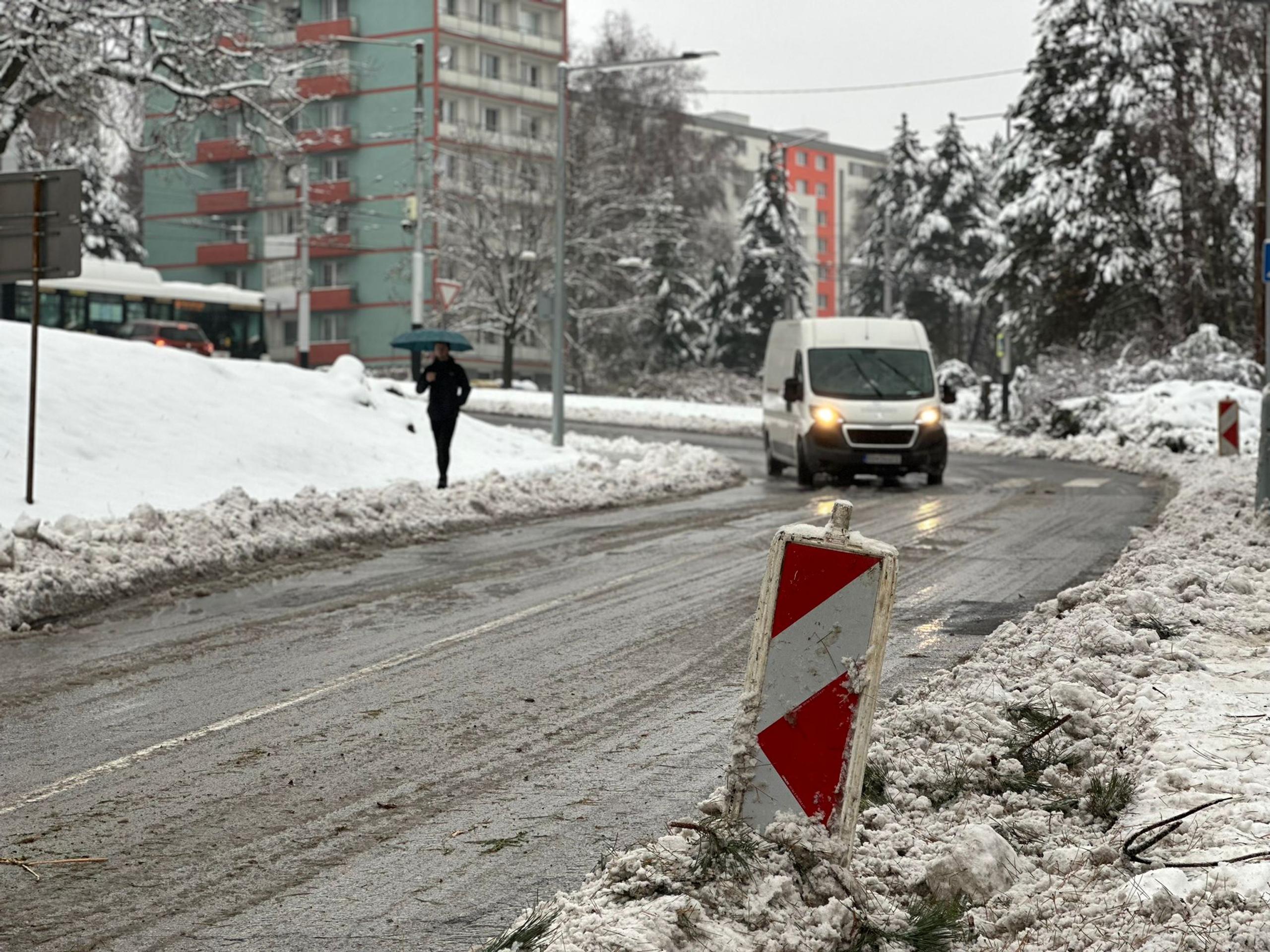 Banskú Bystricu zasiahlo husté sneženie