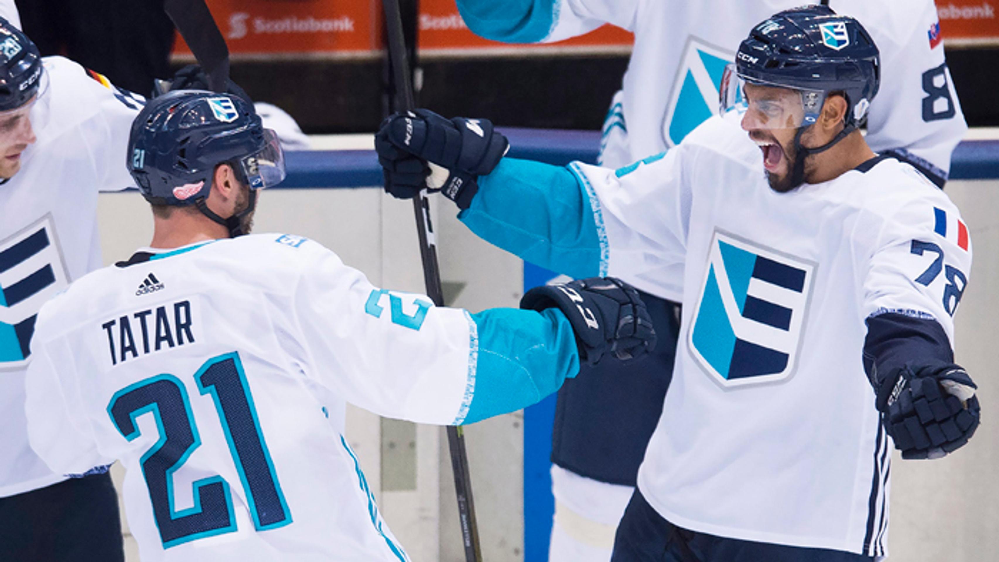 Radosť Tomáša Tatara za Tím Európy so spoluhráčom Pierre-Edouard Bellemare.