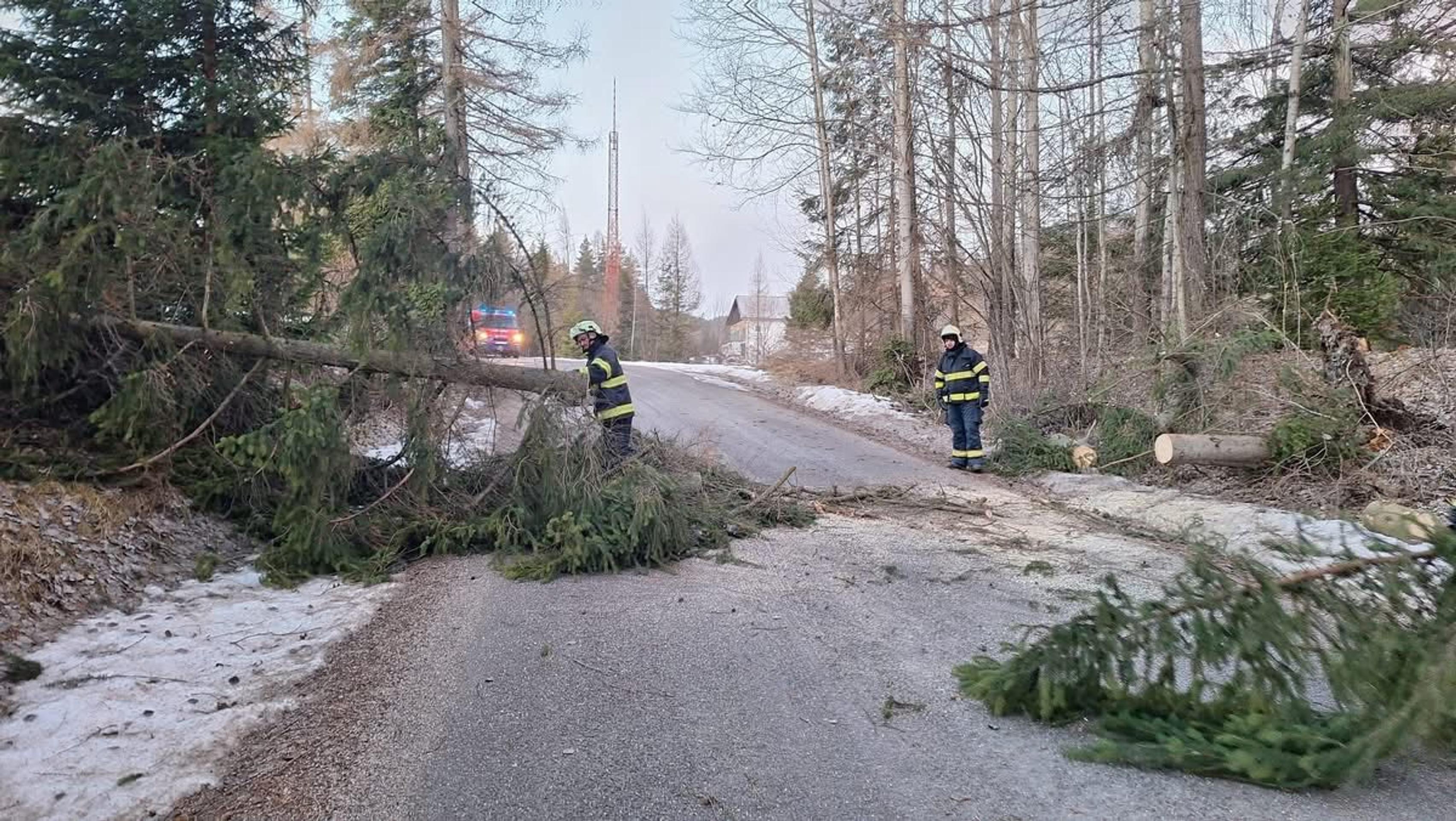Odstraňovanie následkov silného vetra pri Liptovskej Tepličke.
