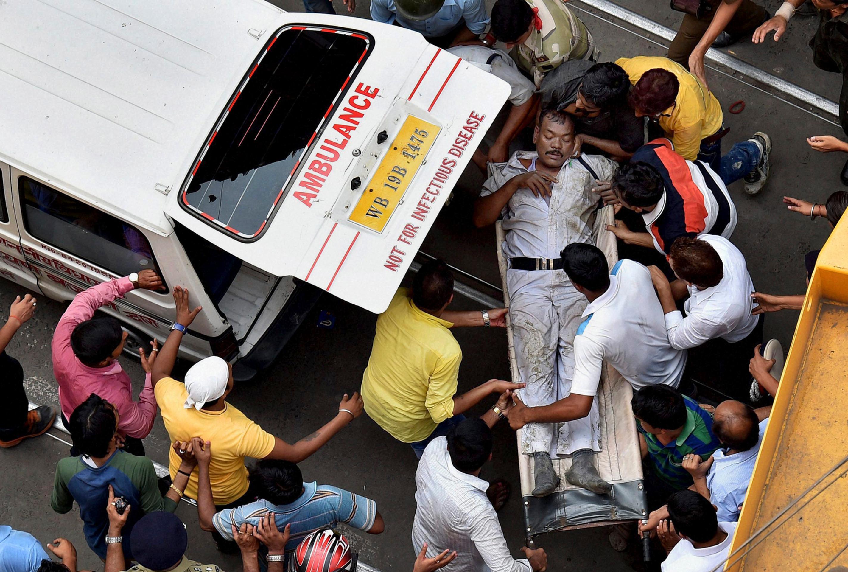 Zrútený nadjazd v Indii.