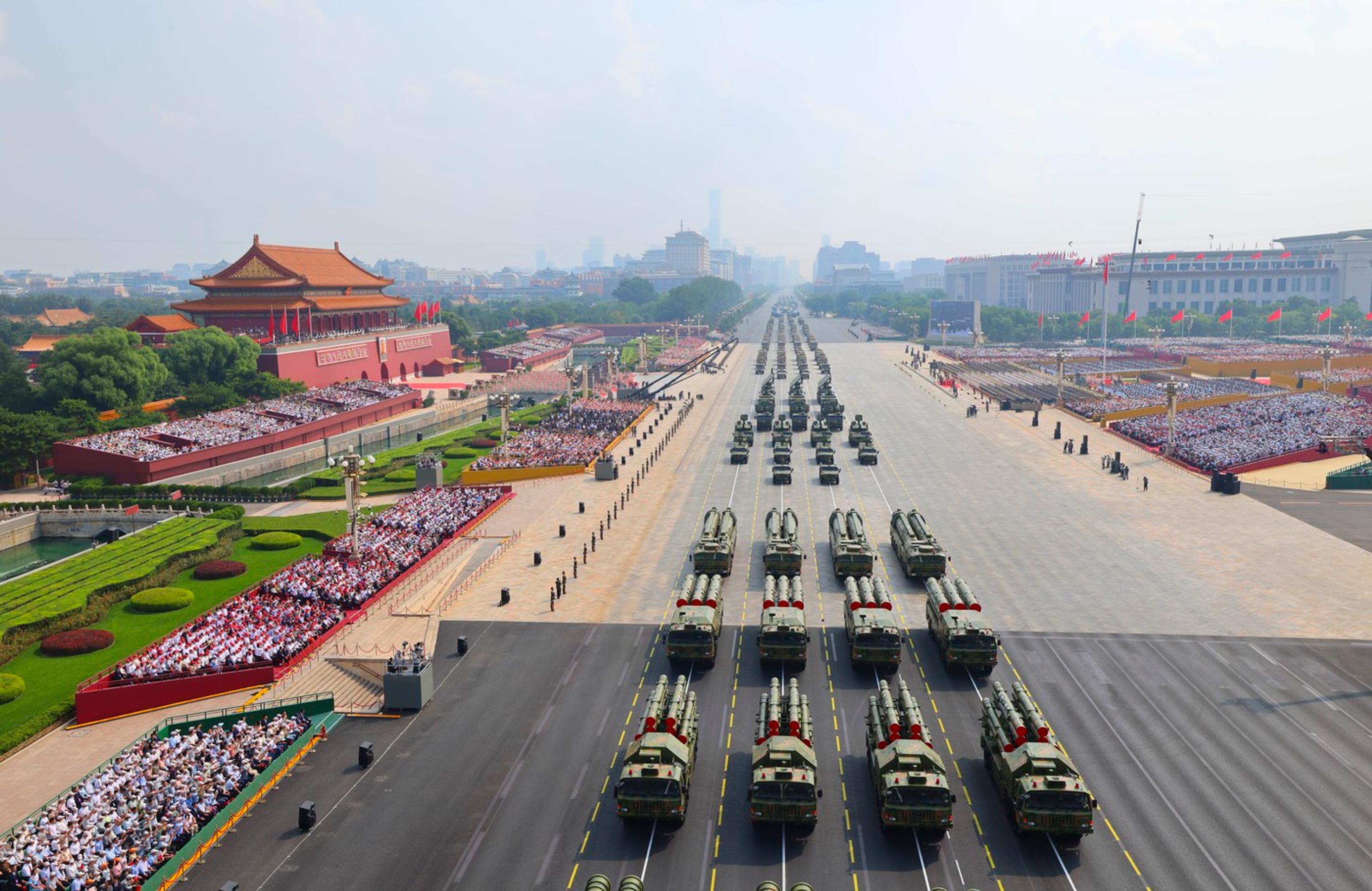 Formácie armádnych vozidiel na vojenskej prehliadke v Pekingu.