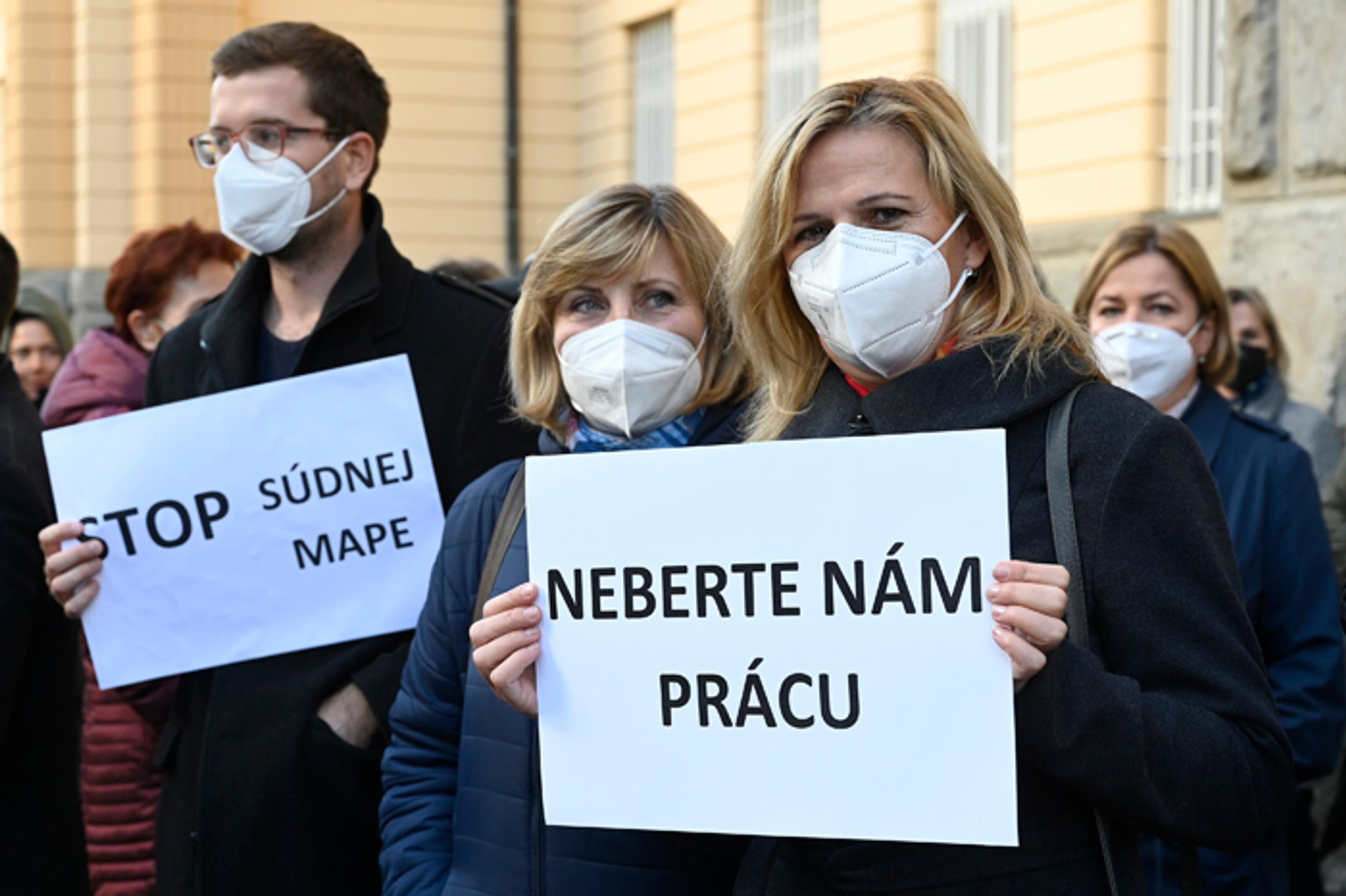 Protest zamestnancov súdov Trenčianskeho samosprávneho kraja pred budovou krajského súdu. 