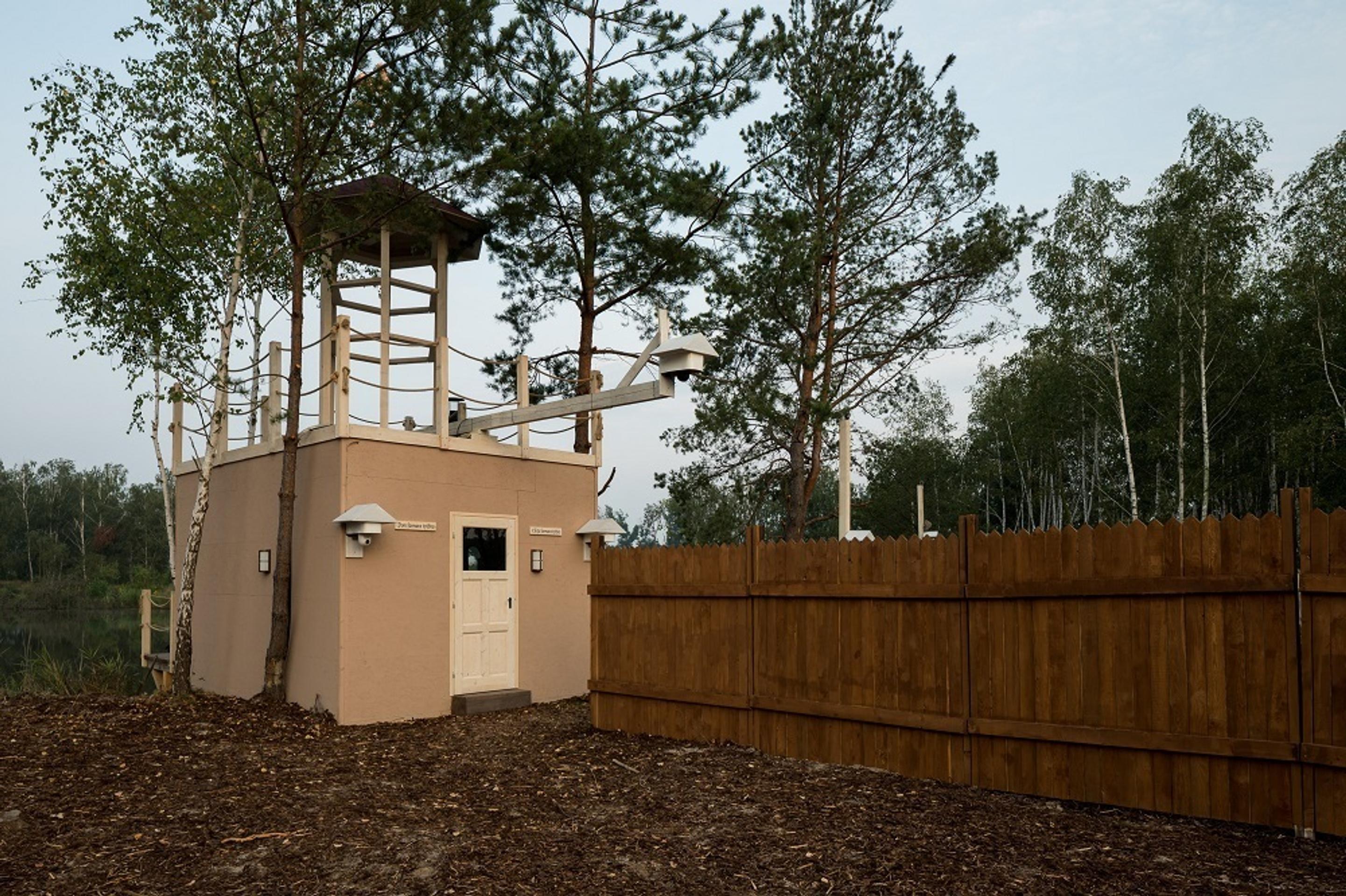 Dom pravdy, za ním záhrada Východu