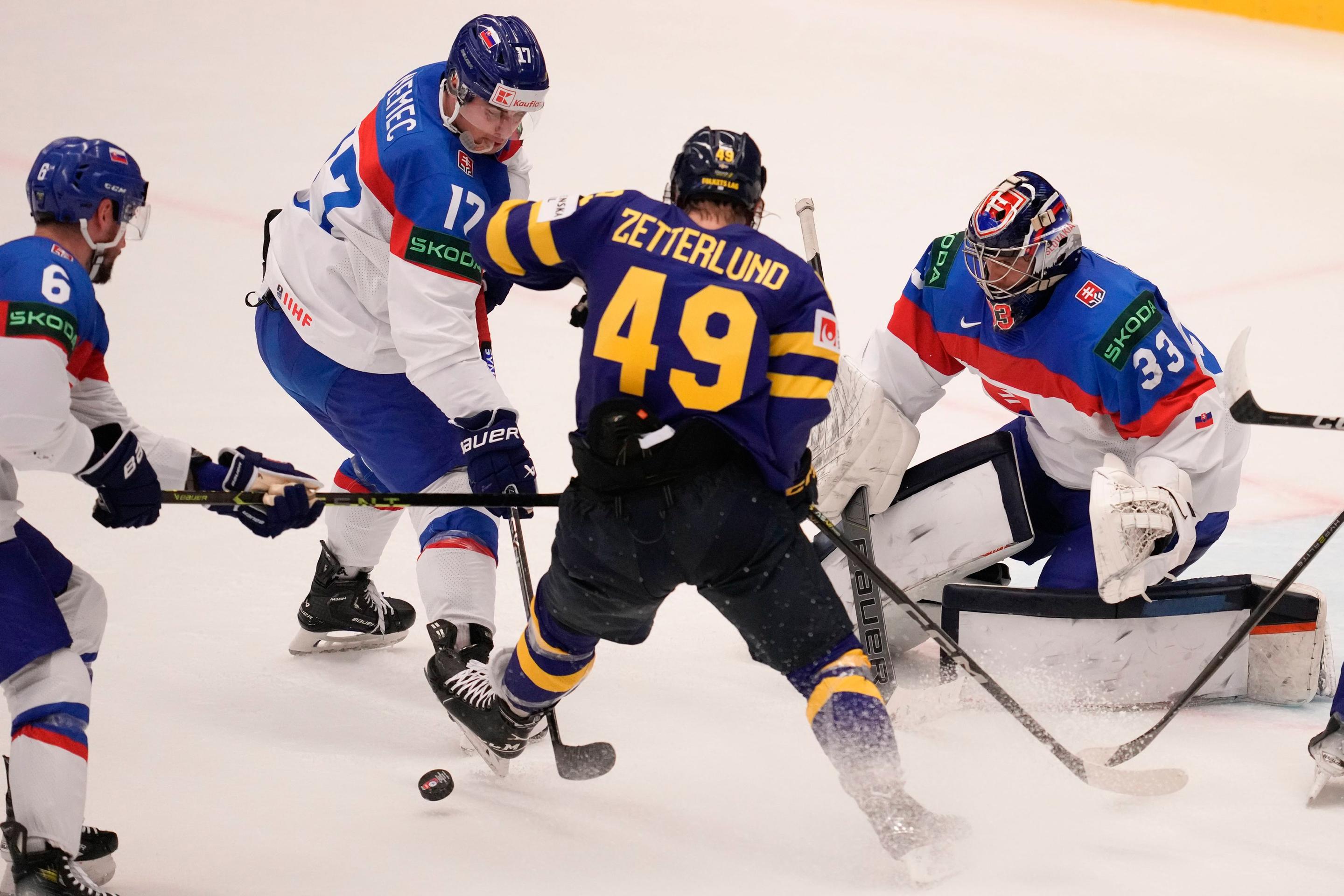 Švéd Fabian Zetterlund pred gólmanom SR Stanislavom Škorvánkom na MS 2024.