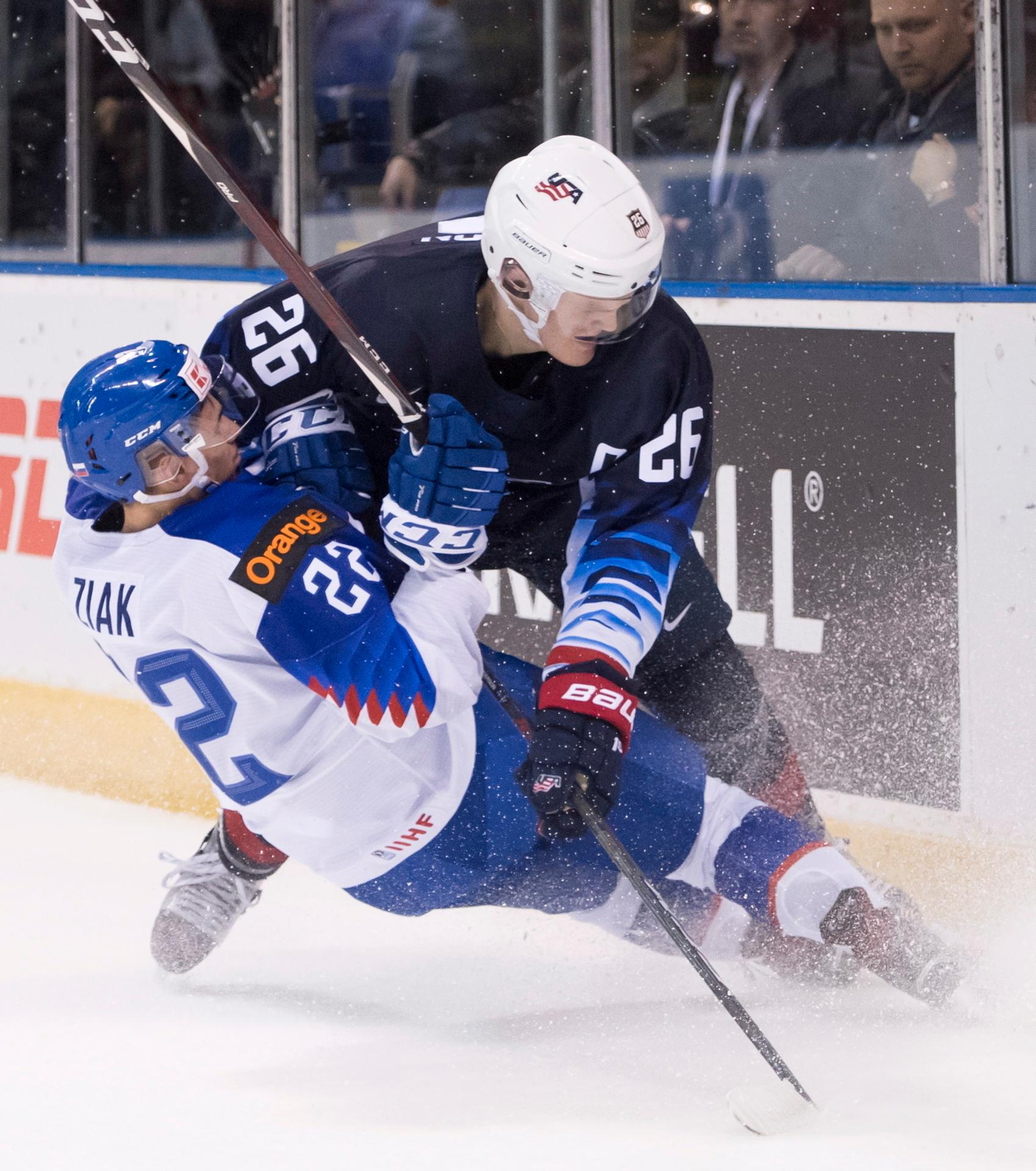 Vpravo Američan Evan Barratt a Martin Fehérváry bojujú o puk v dueli na MS do 20 rokov.