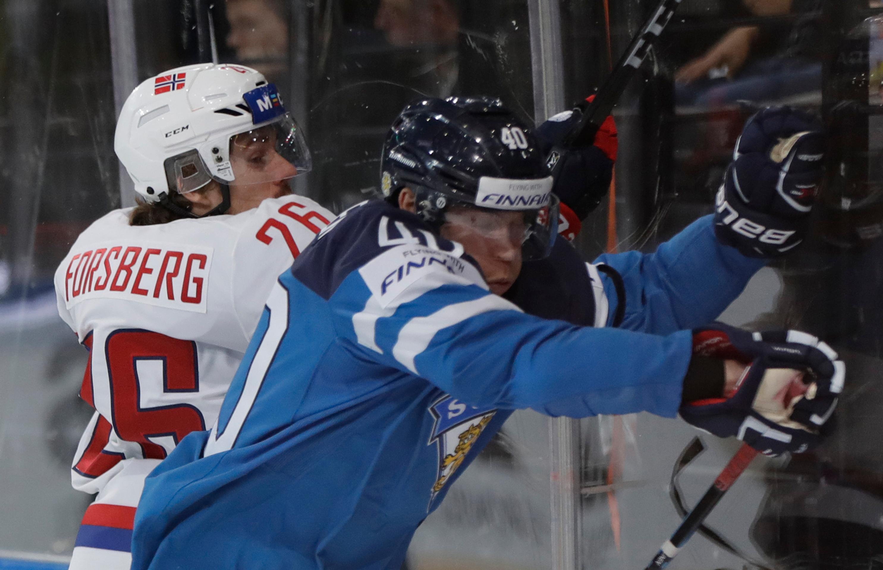 Nór Kristian Forsberg (vľavo) naráža na ľad Fína Tomiho Sallinena v zápase MS 2017.