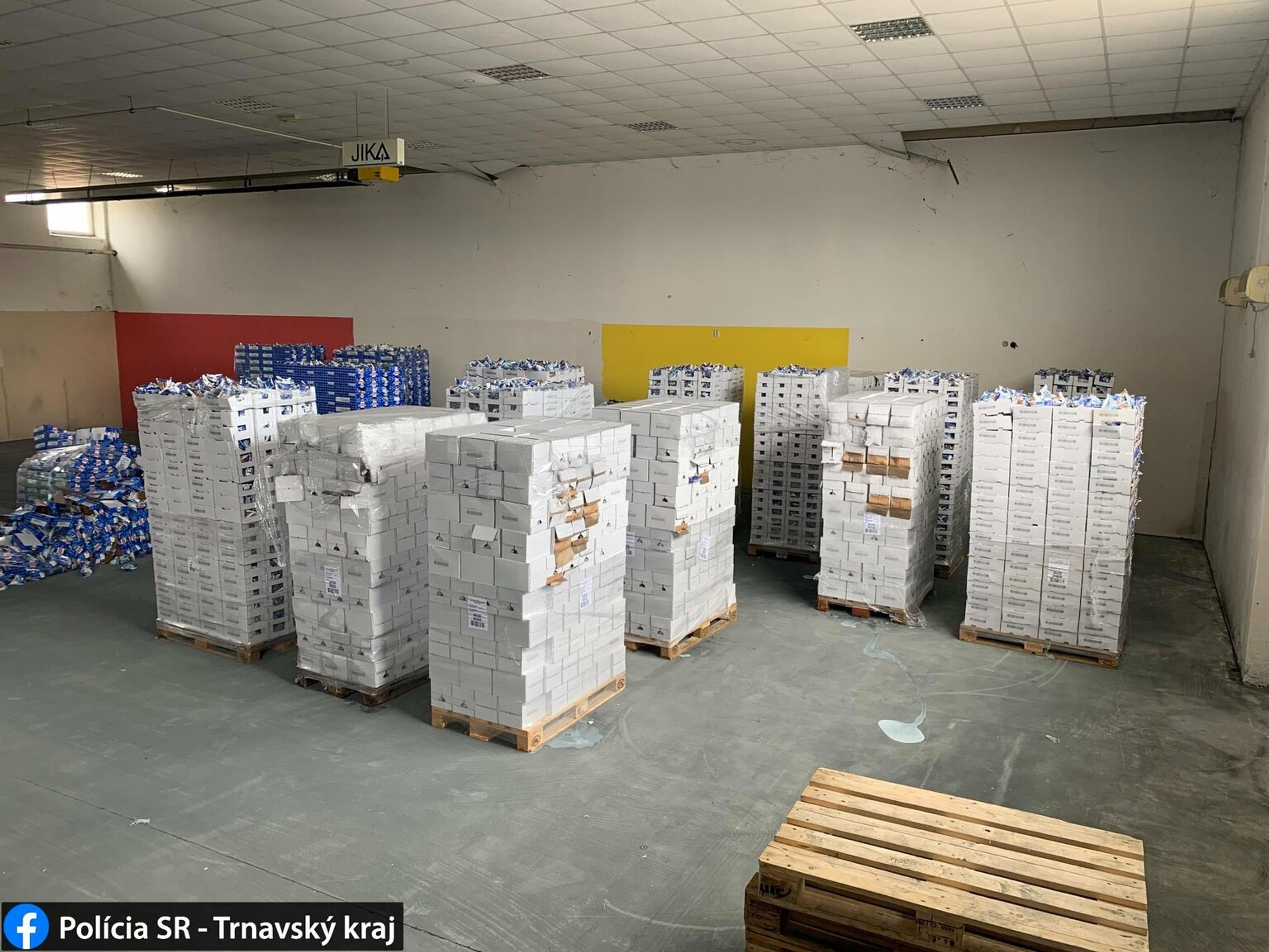 Na snímke uprostred bývalý premiér Malajzie Najib Razak opúšťa súdnu sieň.jpg