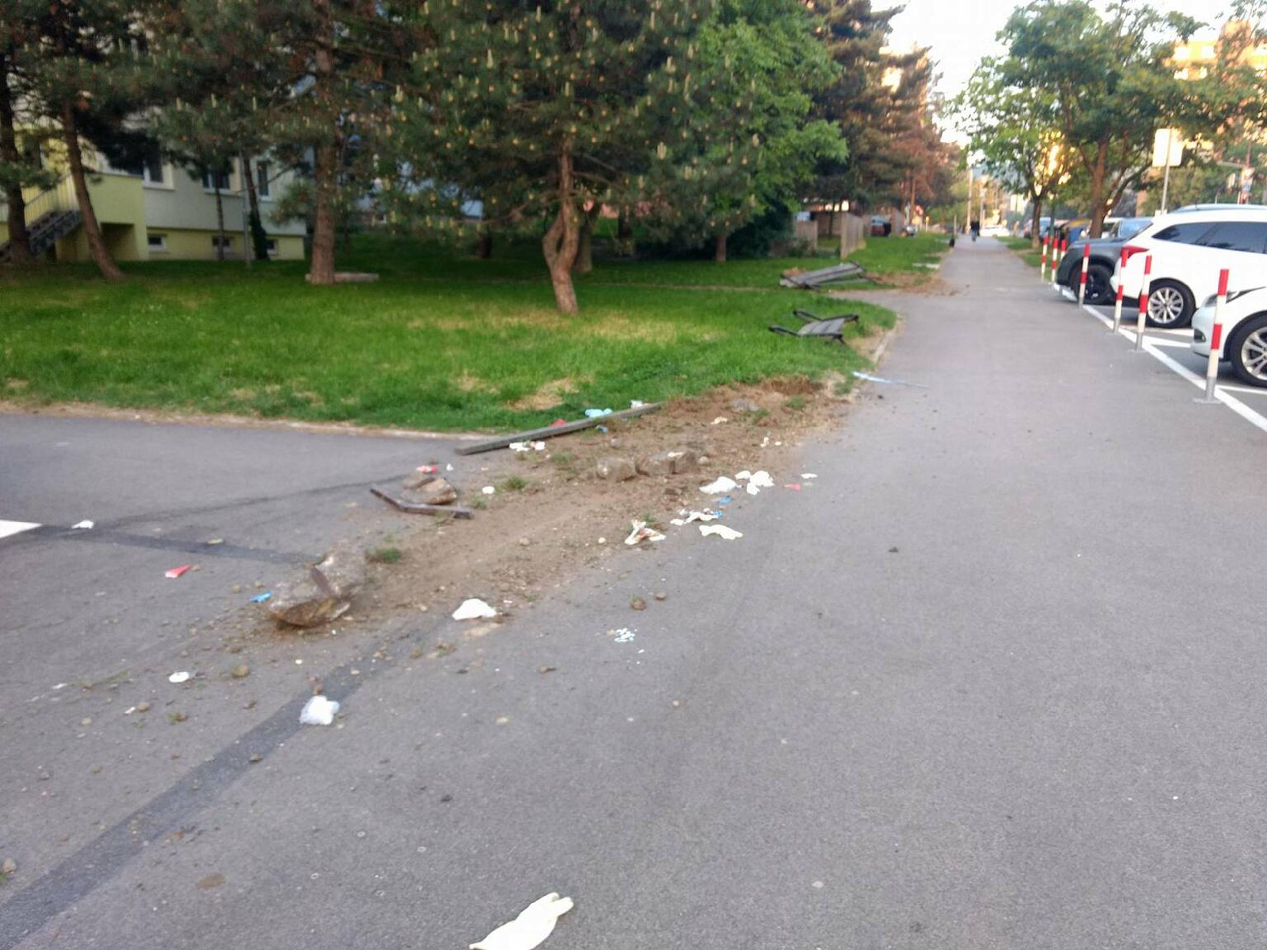 Autobus bez kontroly zničil lavičky a dopravné značky.