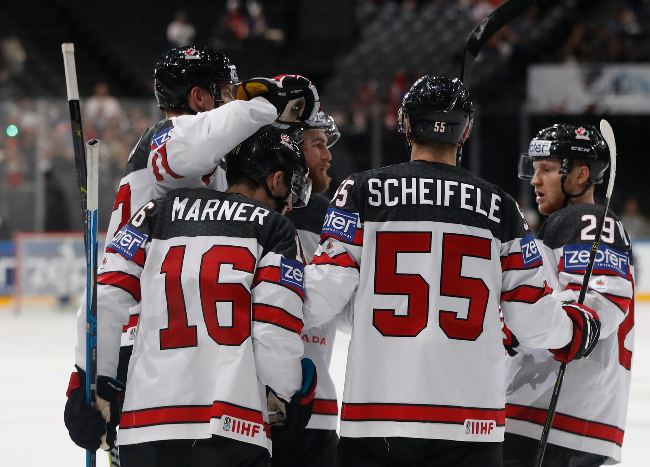 Kanadskí hráči sa tešia z gólu v dueli MS 2017 proti Nórsku.