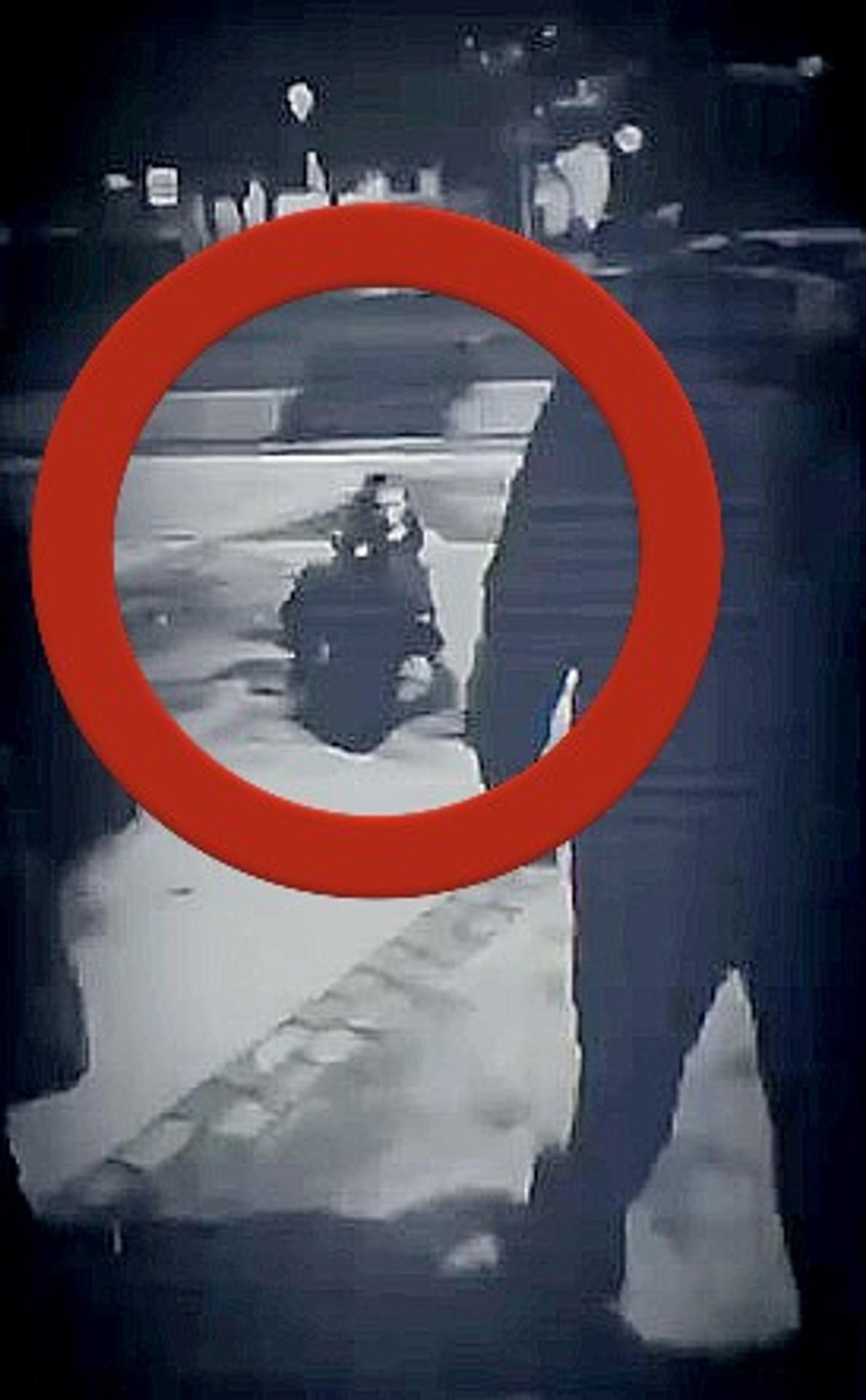 Jeden z mužov, ktorý patrí k neonacistickej skupine.