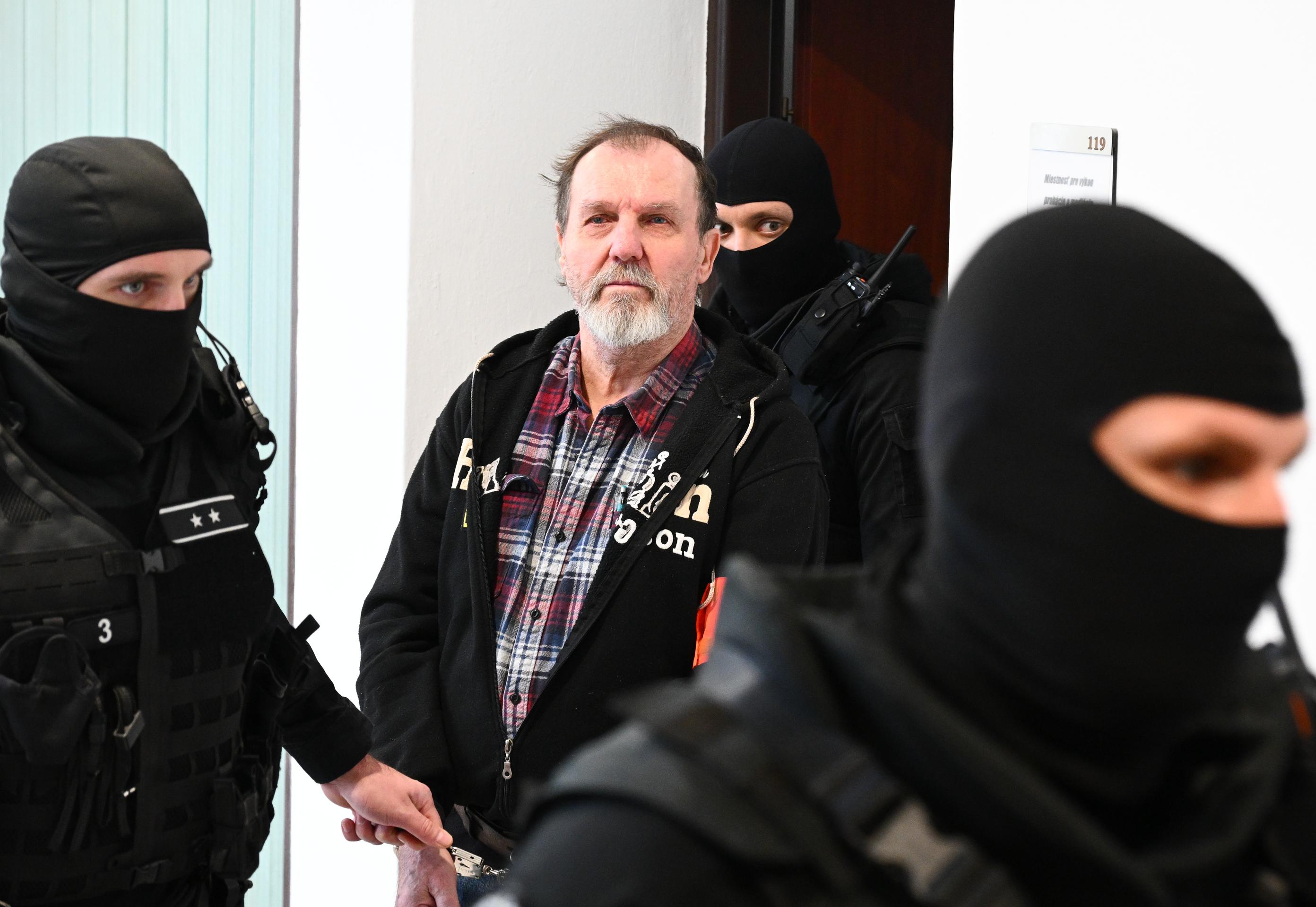 Obvinený atetntátnik Juraj Cintula na Okresnom súde v Trenčíne.