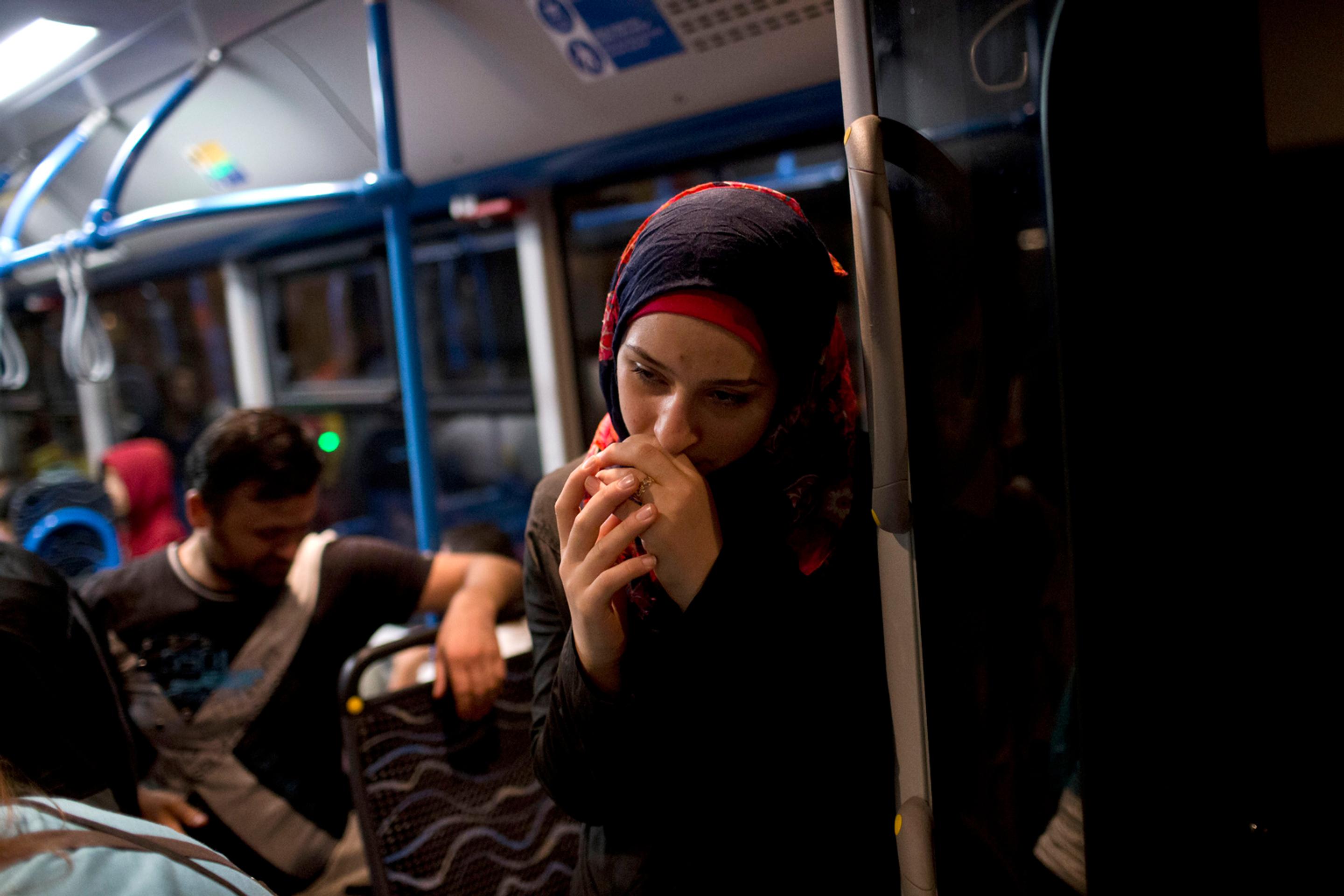 Žena čaká v autobuse, ktorý ju má odviesť z Maďarsko do Rakúska.